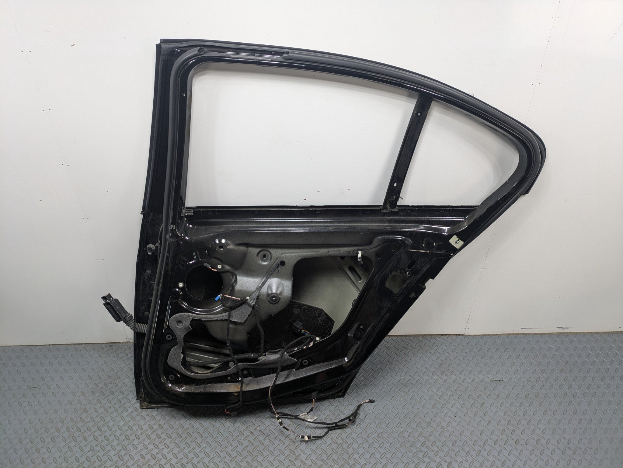 2016 - 2019 OEM BMW 330I REAR RIGHT SIDE DOOR SHELL PANEL BLACK ASSEMBLY