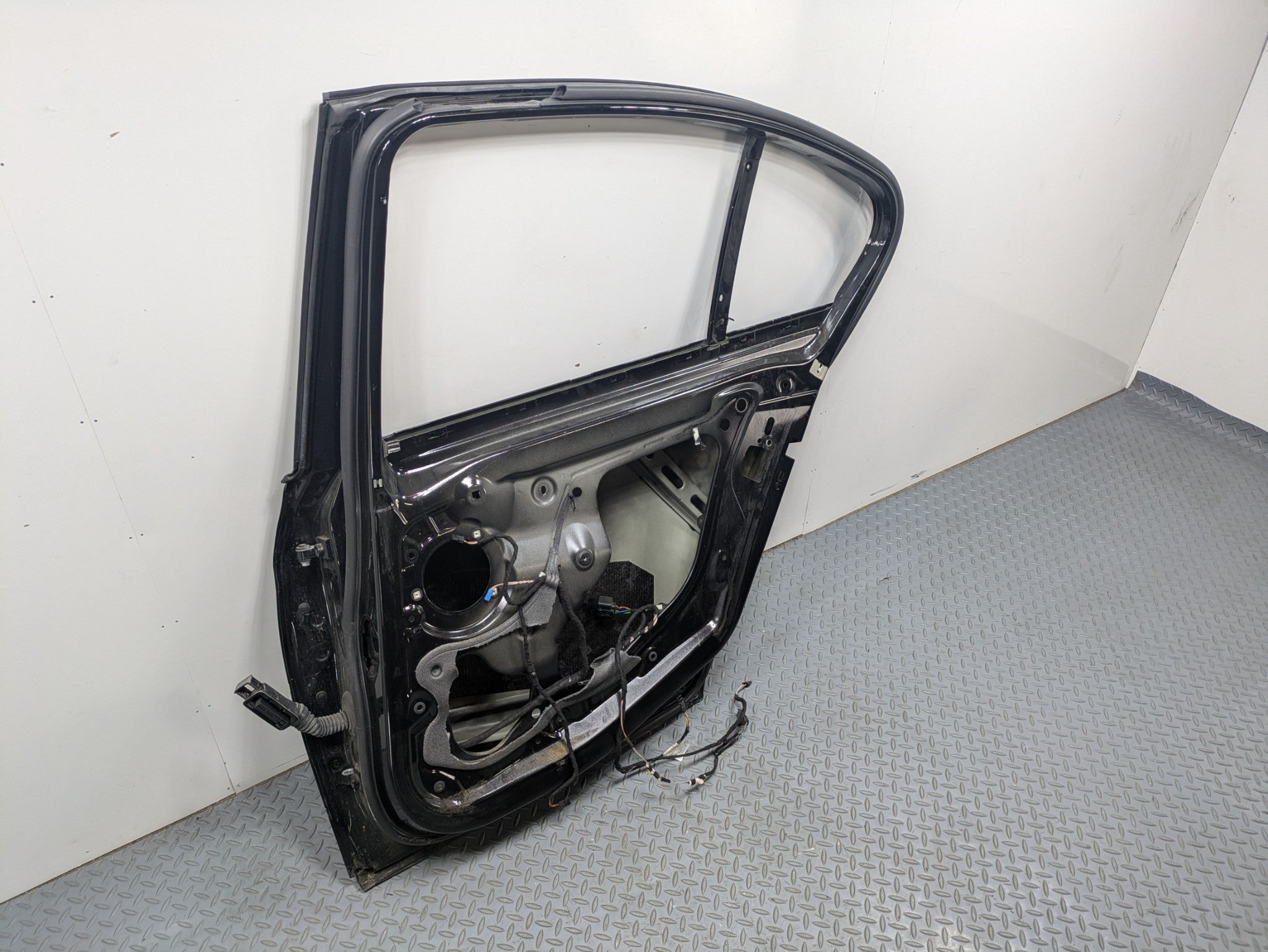 2016 - 2019 OEM BMW 330I REAR RIGHT SIDE DOOR SHELL PANEL BLACK ASSEMBLY