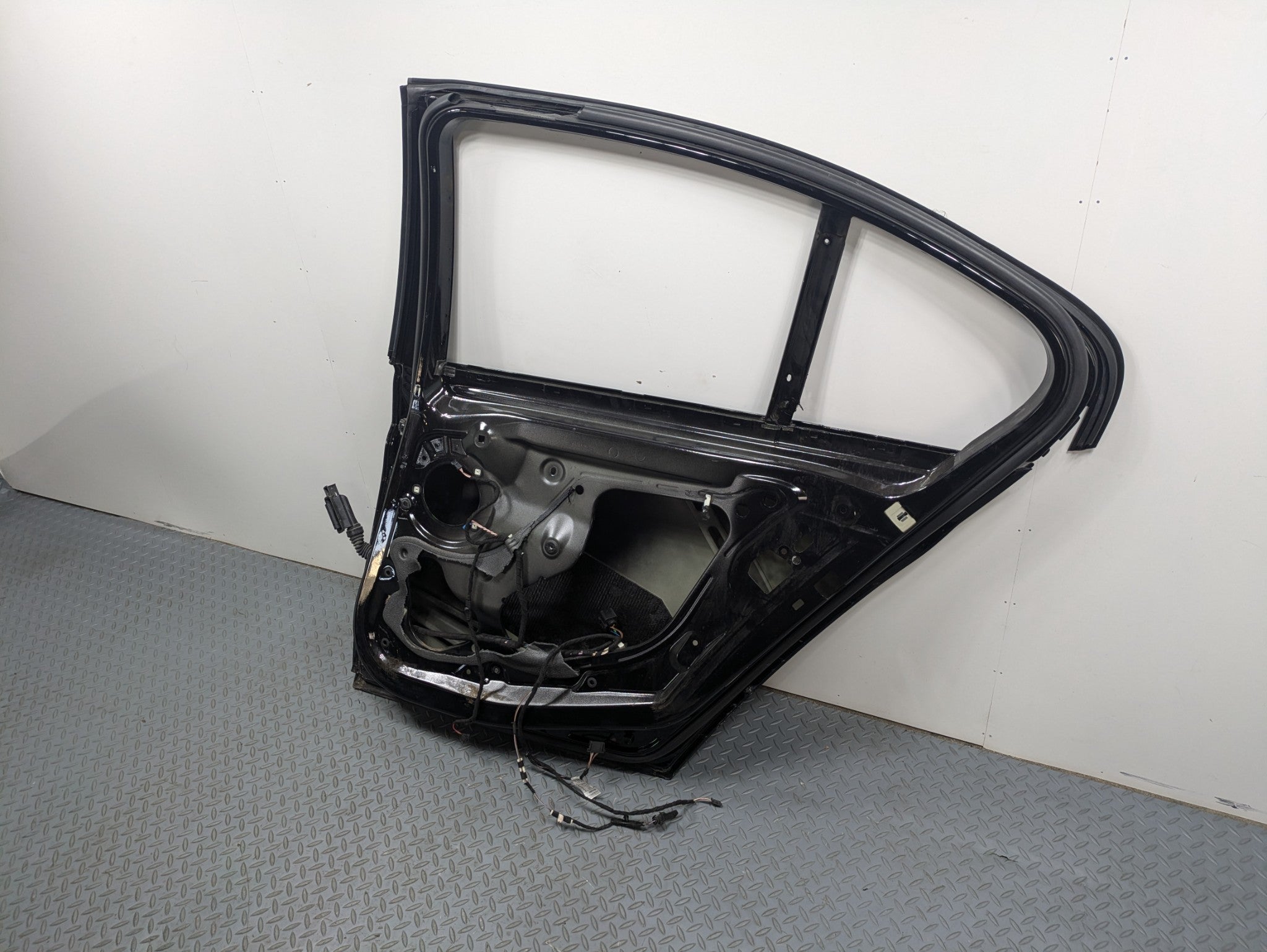 2016 - 2019 OEM BMW 330I REAR RIGHT SIDE DOOR SHELL PANEL BLACK ASSEMBLY