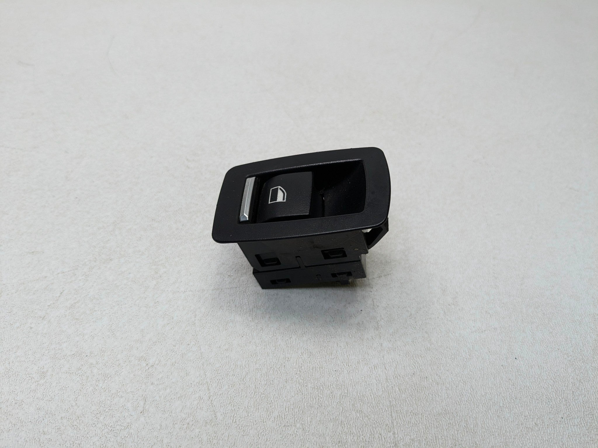 2016 - 2019 OEM BMW 330I REAR RIGHT SIDE DOOR WINDOW PUSH PULL SWITCH ASSEMBLY