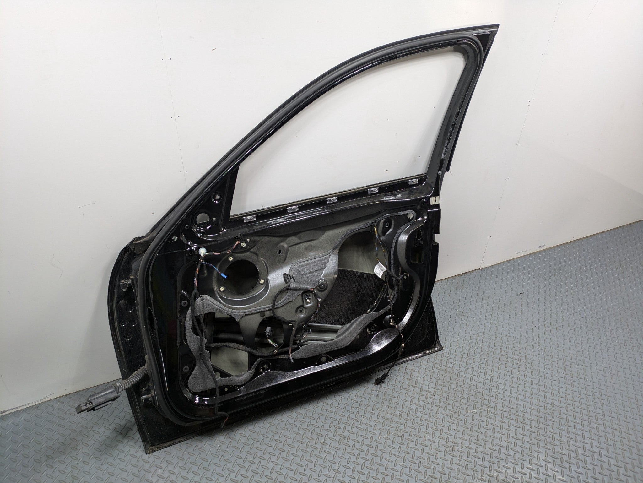 2016 - 2019 OEM BMW 330I FRONT RIGHT SIDE DOOR SHELL PANEL BLACK ASSEMBLY