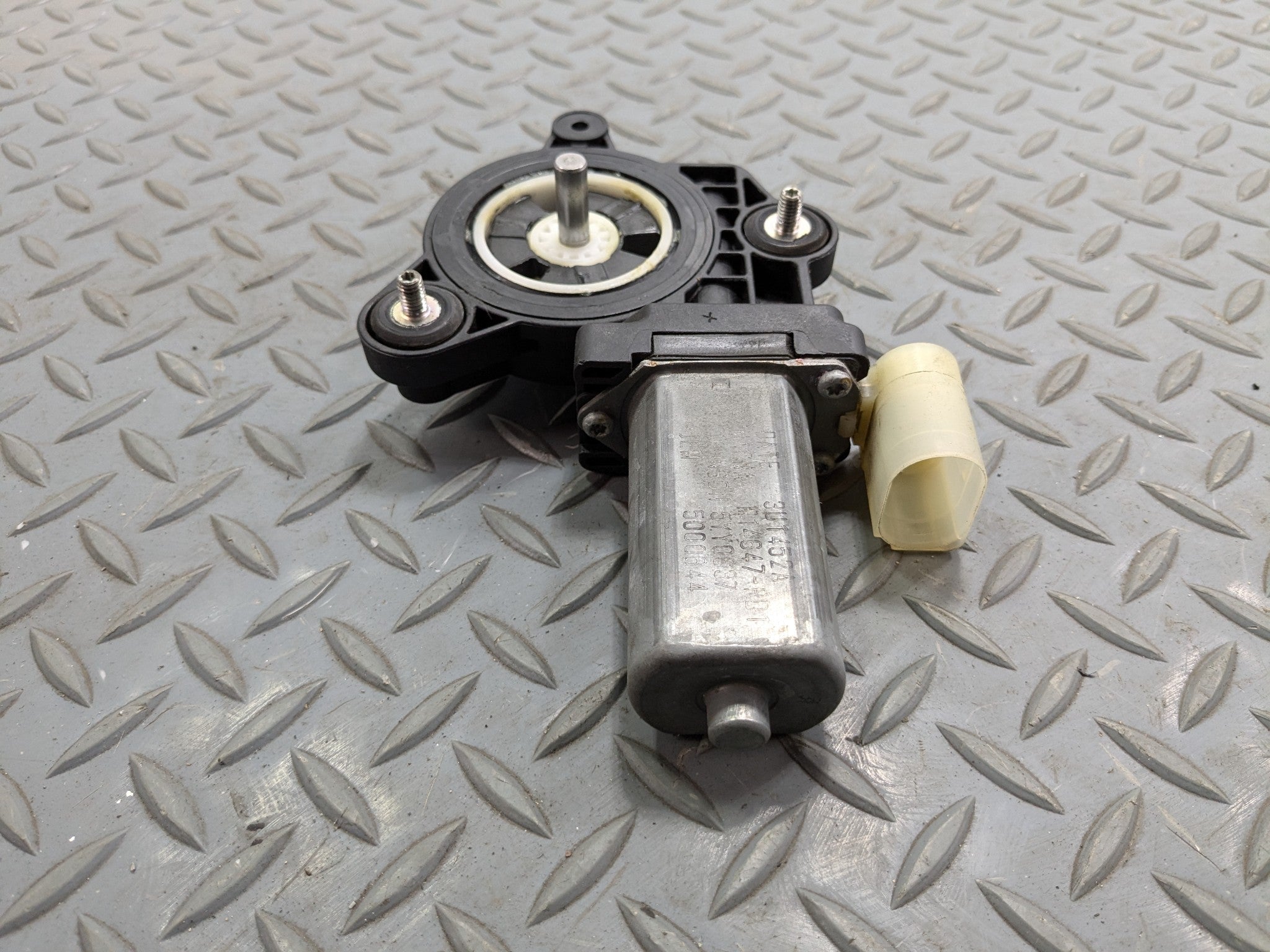2016 - 2019 OEM BMW 330I REAR RIGHT PASSENGER SIDE POWER WINDOW MOTOR ASSEMBLY
