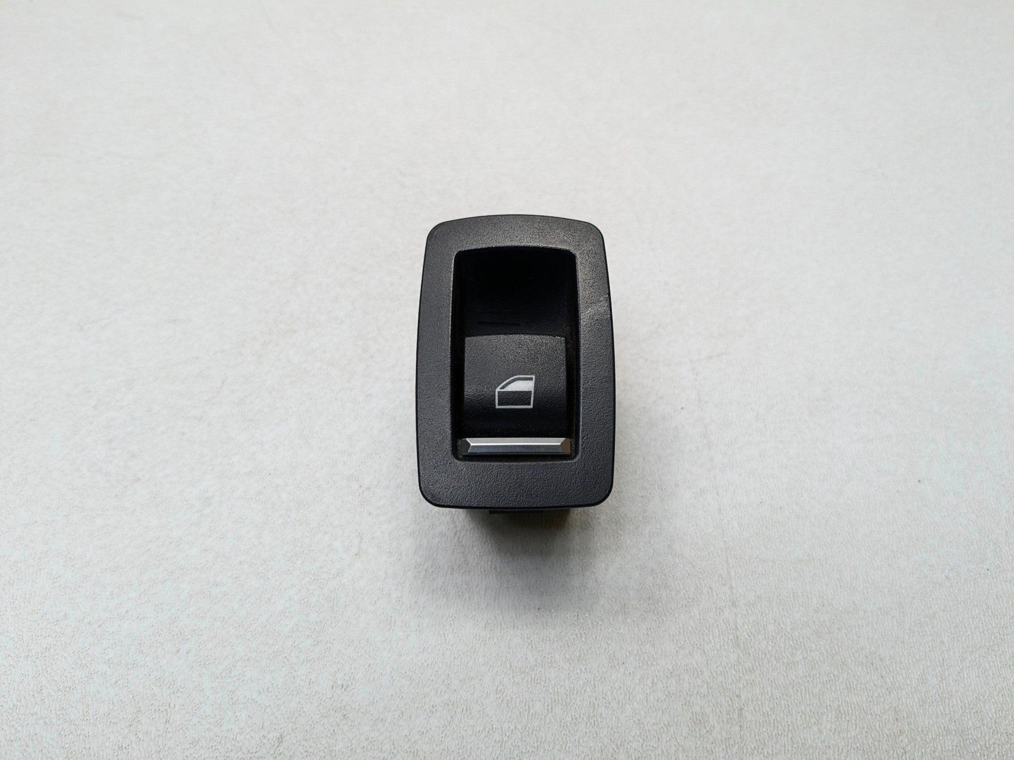 2016 - 2019 OEM BMW 330I REAR LEFT SIDE DOOR WINDOW PUSH PULL SWITCH ASSEMBLY