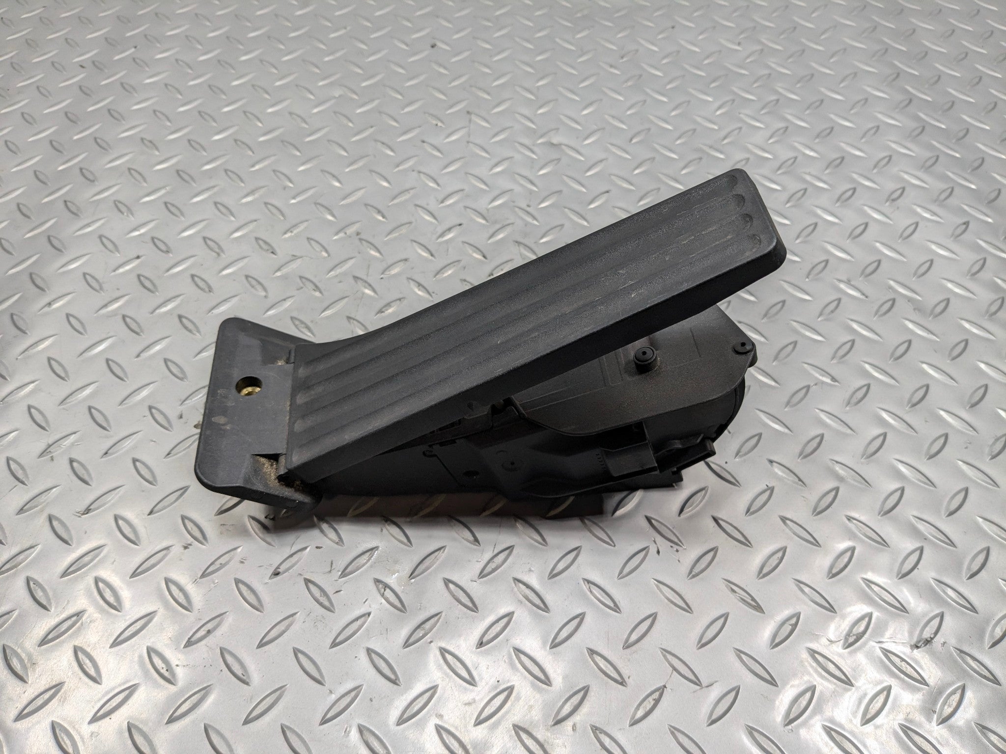 2016 - 2019 OEM BMW 330I GAS ACCELERATOR THROTTLE FOOT PEDAL ASSEMBLY