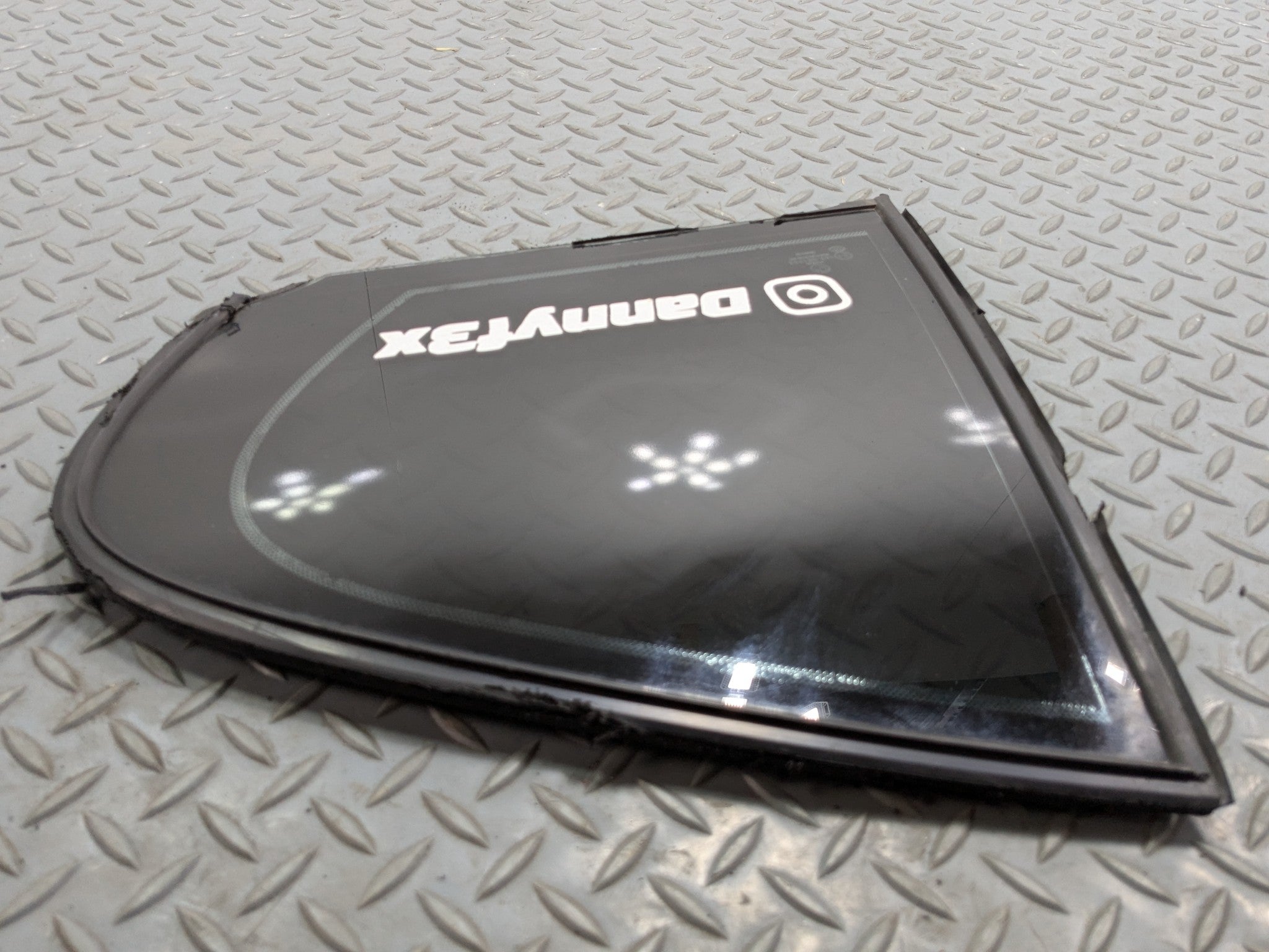 2016 - 2019 OEM BMW 330I REAR LEFT DRIVER SIDE WINDOW VENT GLASS