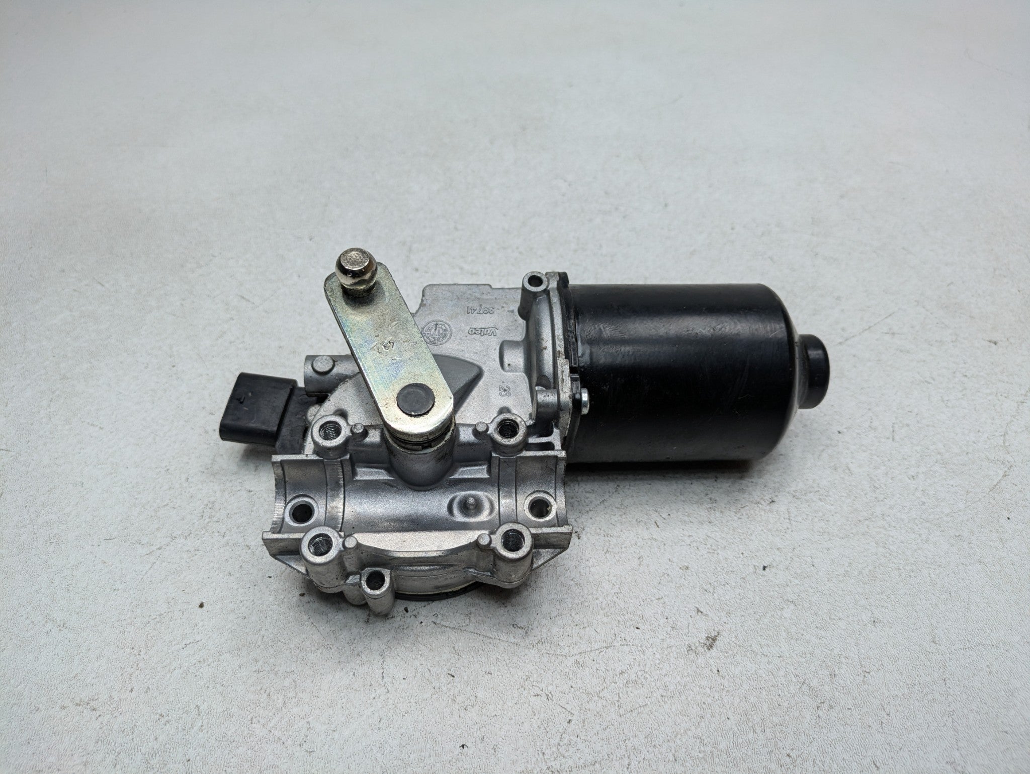 2016 - 2019 OEM BMW 330I FRONT WINDSHIELD WIPER MOTOR ASSYMBLY