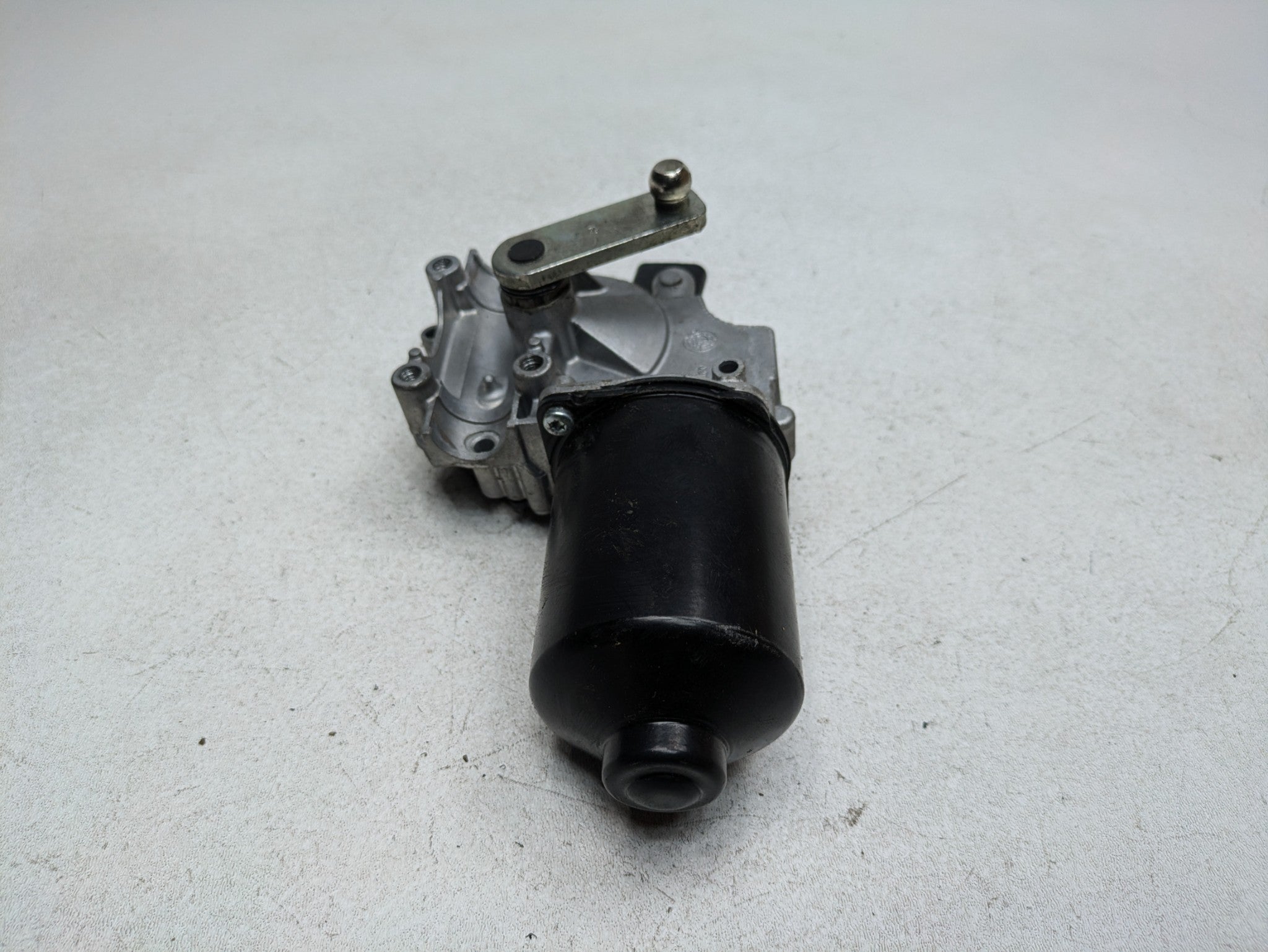 2016 - 2019 OEM BMW 330I FRONT WINDSHIELD WIPER MOTOR ASSYMBLY