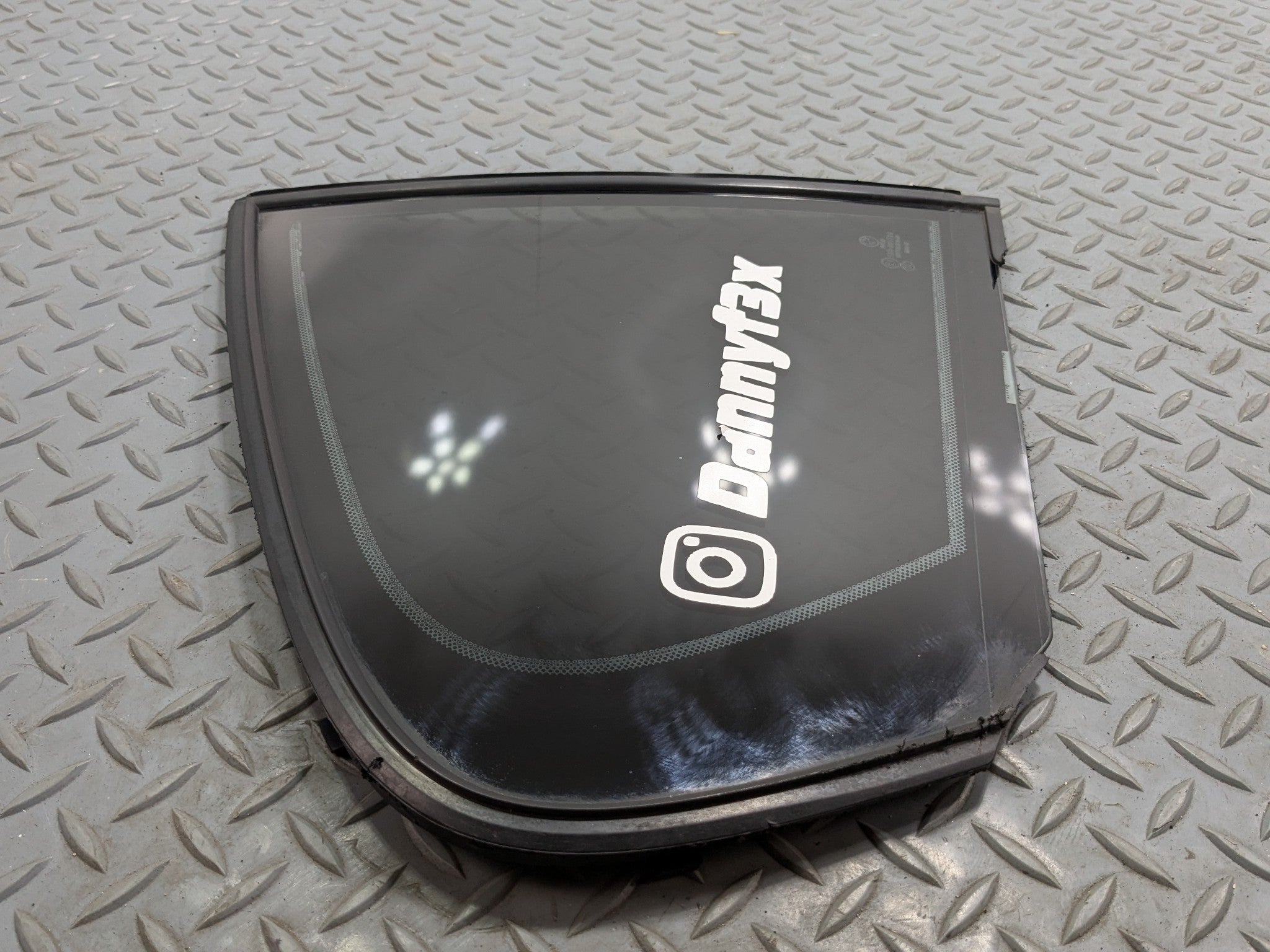 2016 - 2019 OEM BMW 330I REAR RIGHT PASSENGER SIDE WINDOW VENT GLASS