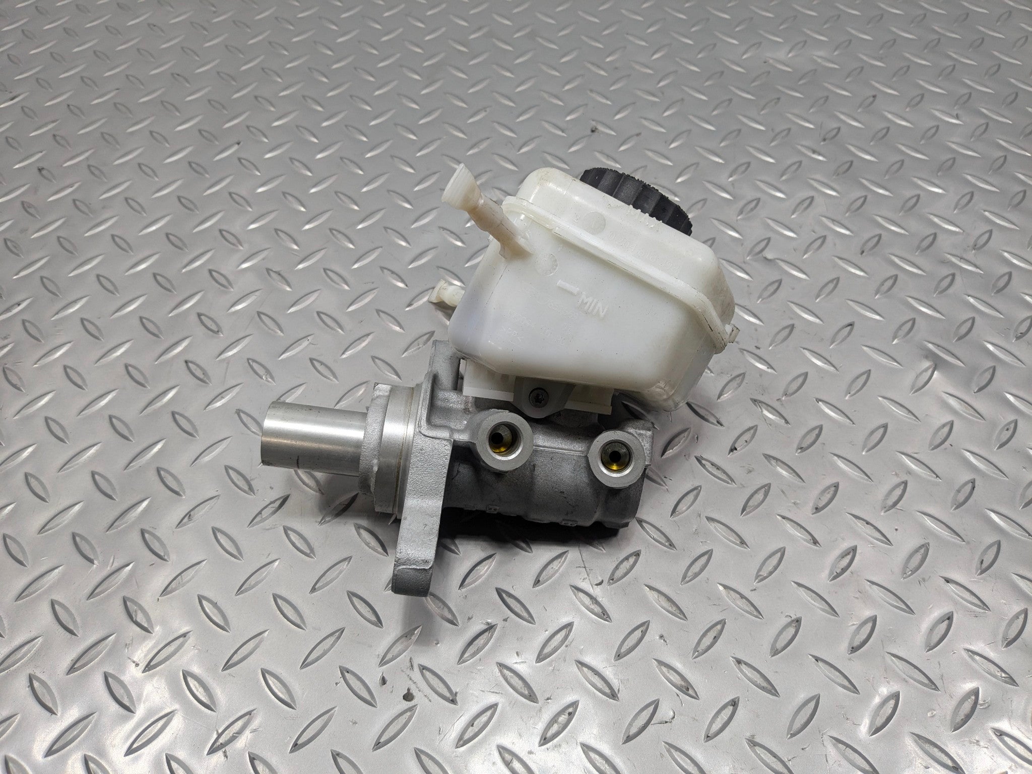 2016 - 2019 OEM BMW 330I BRAKE MASTER CYLINDER WITH RESERVOIR ASSEMBLY