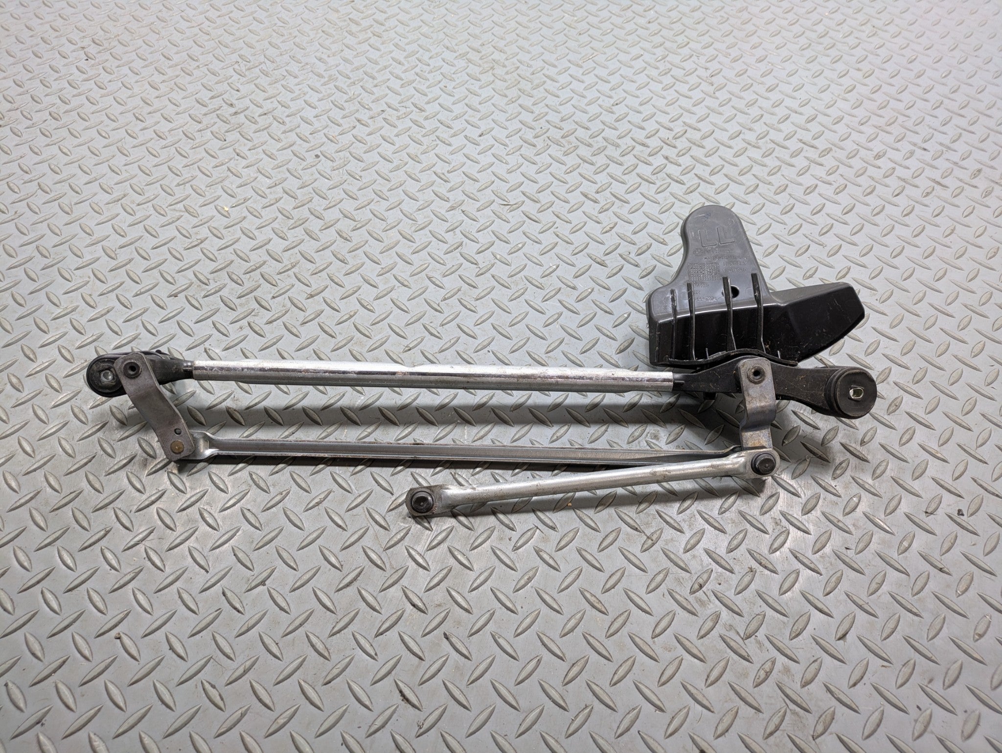2016 - 2019 OEM BMW 330I FRONT WINDSHIELD WIPER LINKAGE ASSEMBLY