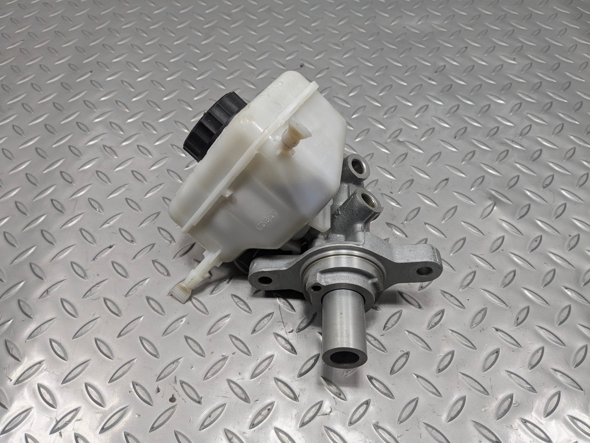 2016 - 2019 OEM BMW 330I BRAKE MASTER CYLINDER WITH RESERVOIR ASSEMBLY