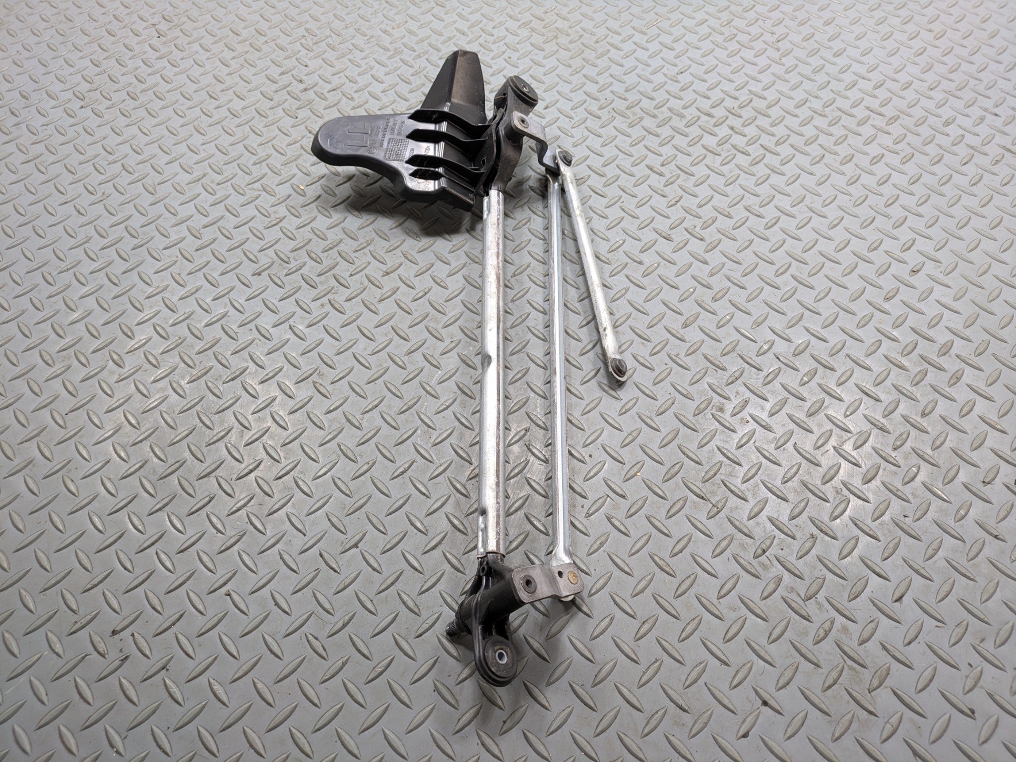 2016 - 2019 OEM BMW 330I FRONT WINDSHIELD WIPER LINKAGE ASSEMBLY