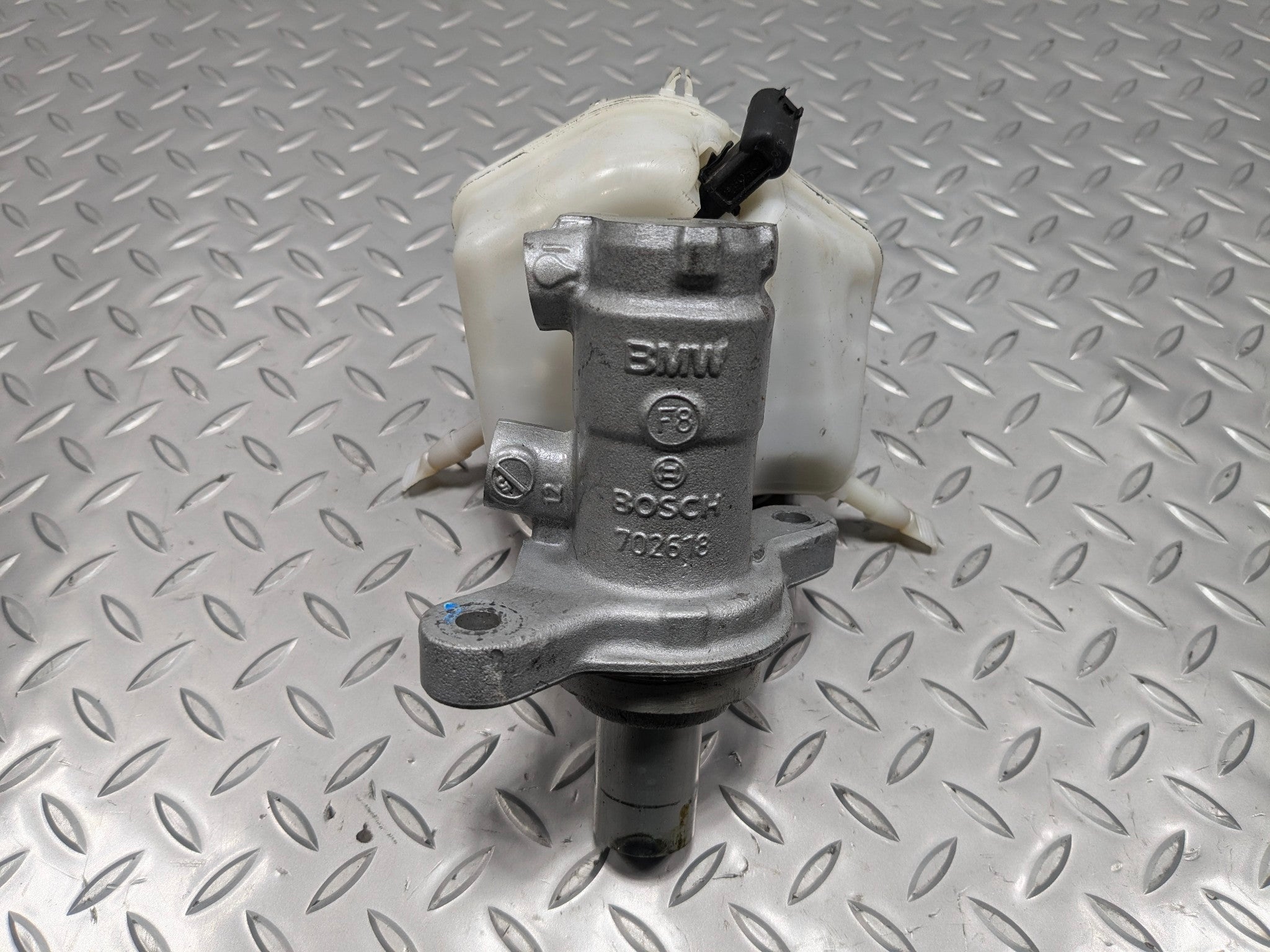 2016 - 2019 OEM BMW 330I BRAKE MASTER CYLINDER WITH RESERVOIR ASSEMBLY