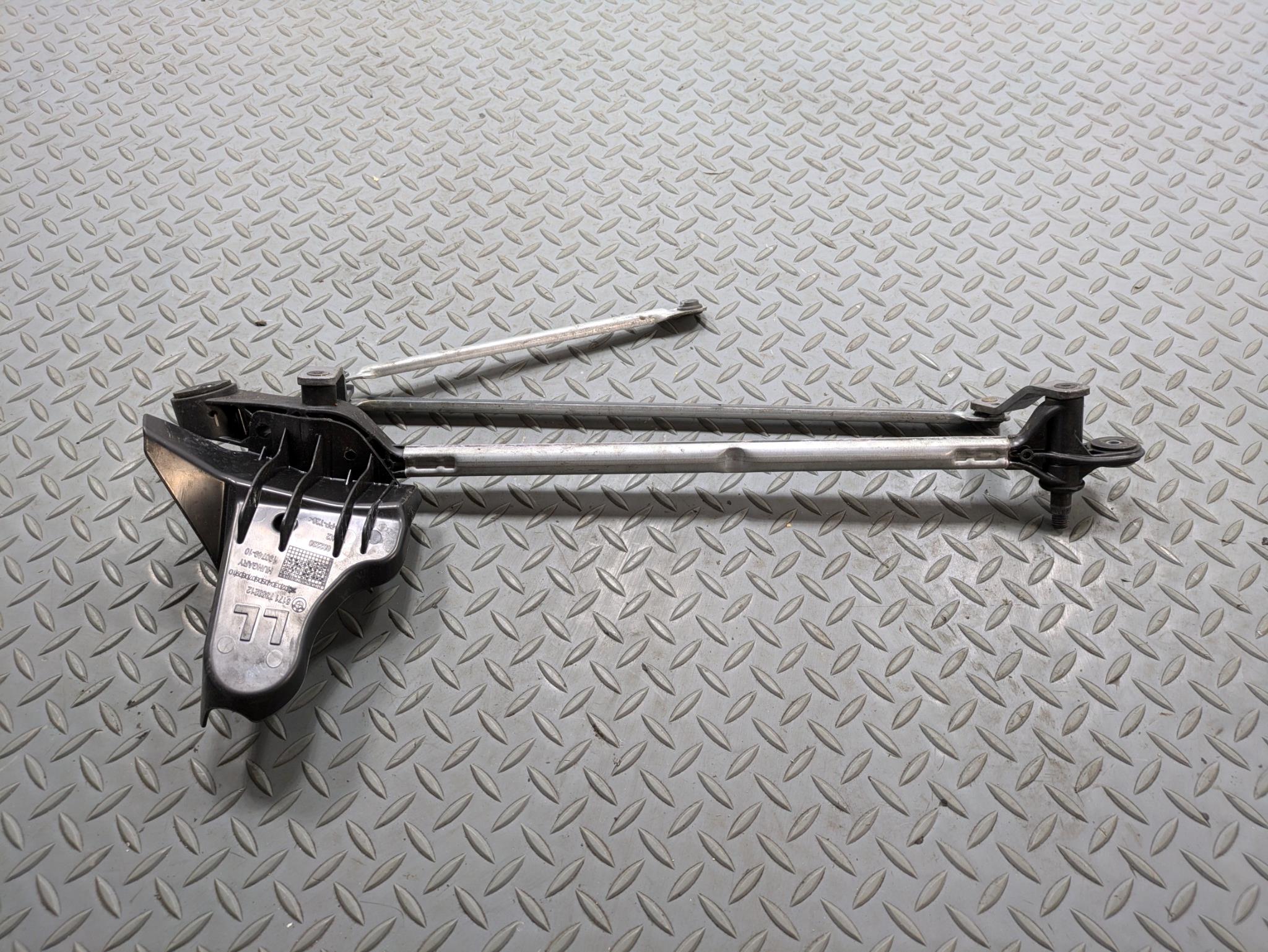 2016 - 2019 OEM BMW 330I FRONT WINDSHIELD WIPER LINKAGE ASSEMBLY