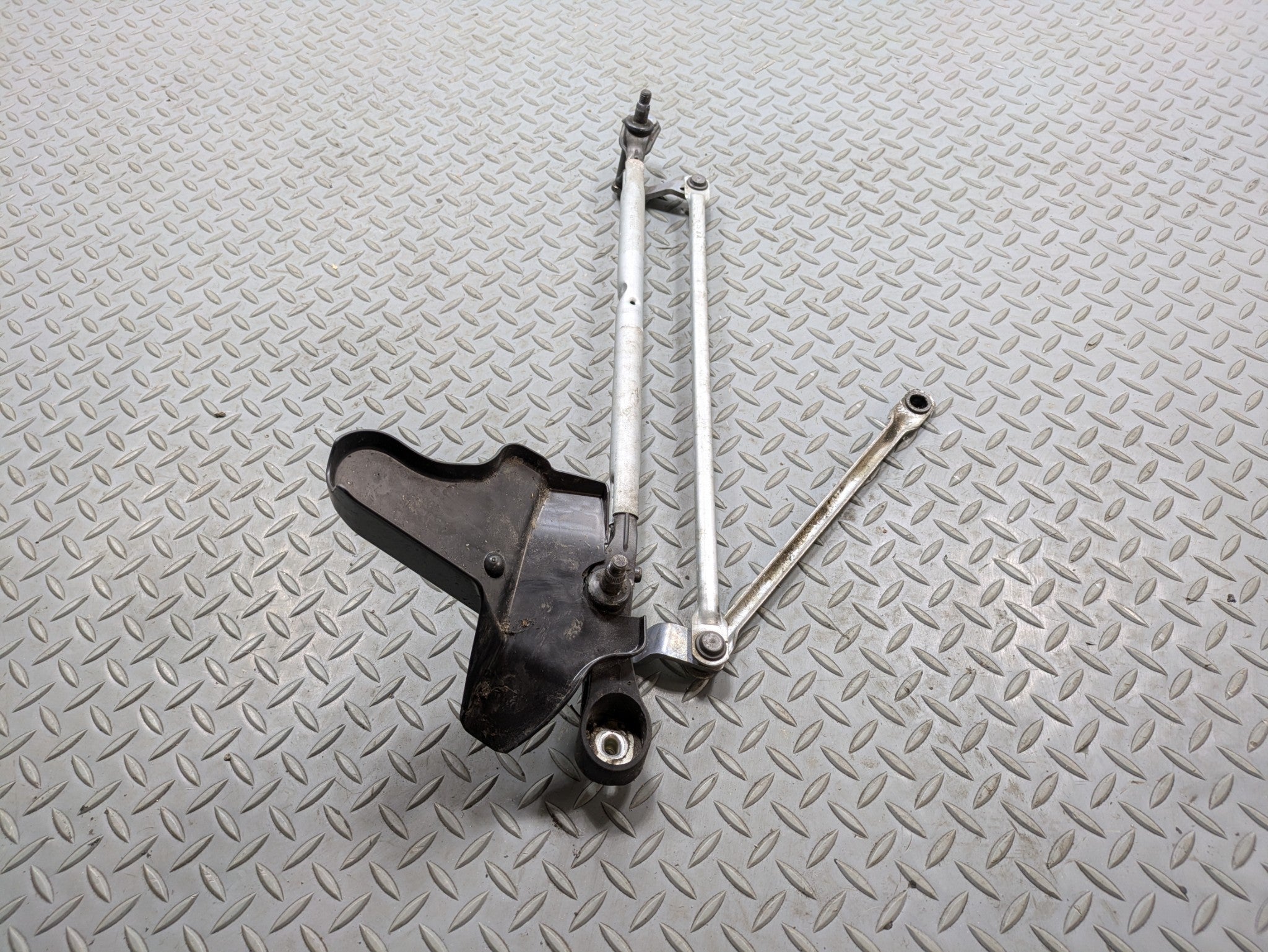 2016 - 2019 OEM BMW 330I FRONT WINDSHIELD WIPER LINKAGE ASSEMBLY