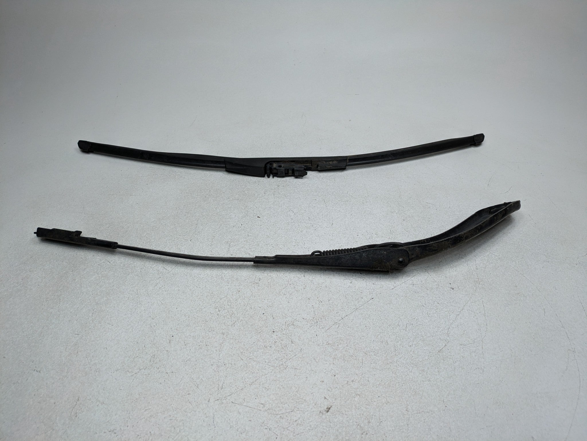 2016 - 2019 OEM BMW 330I FRONT LEFT SIDE WIPER ARM WITH BLADE