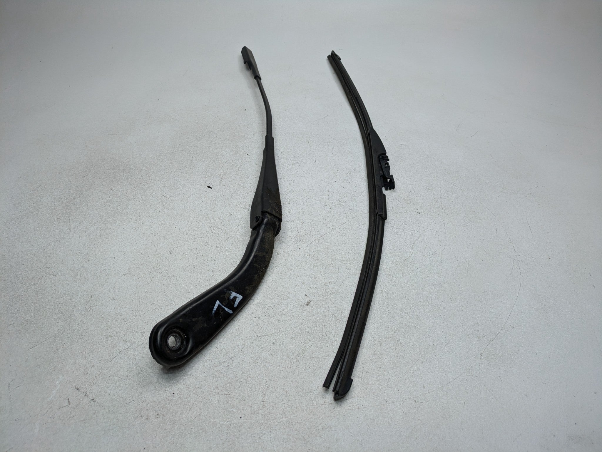 2016 - 2019 OEM BMW 330I FRONT LEFT SIDE WIPER ARM WITH BLADE