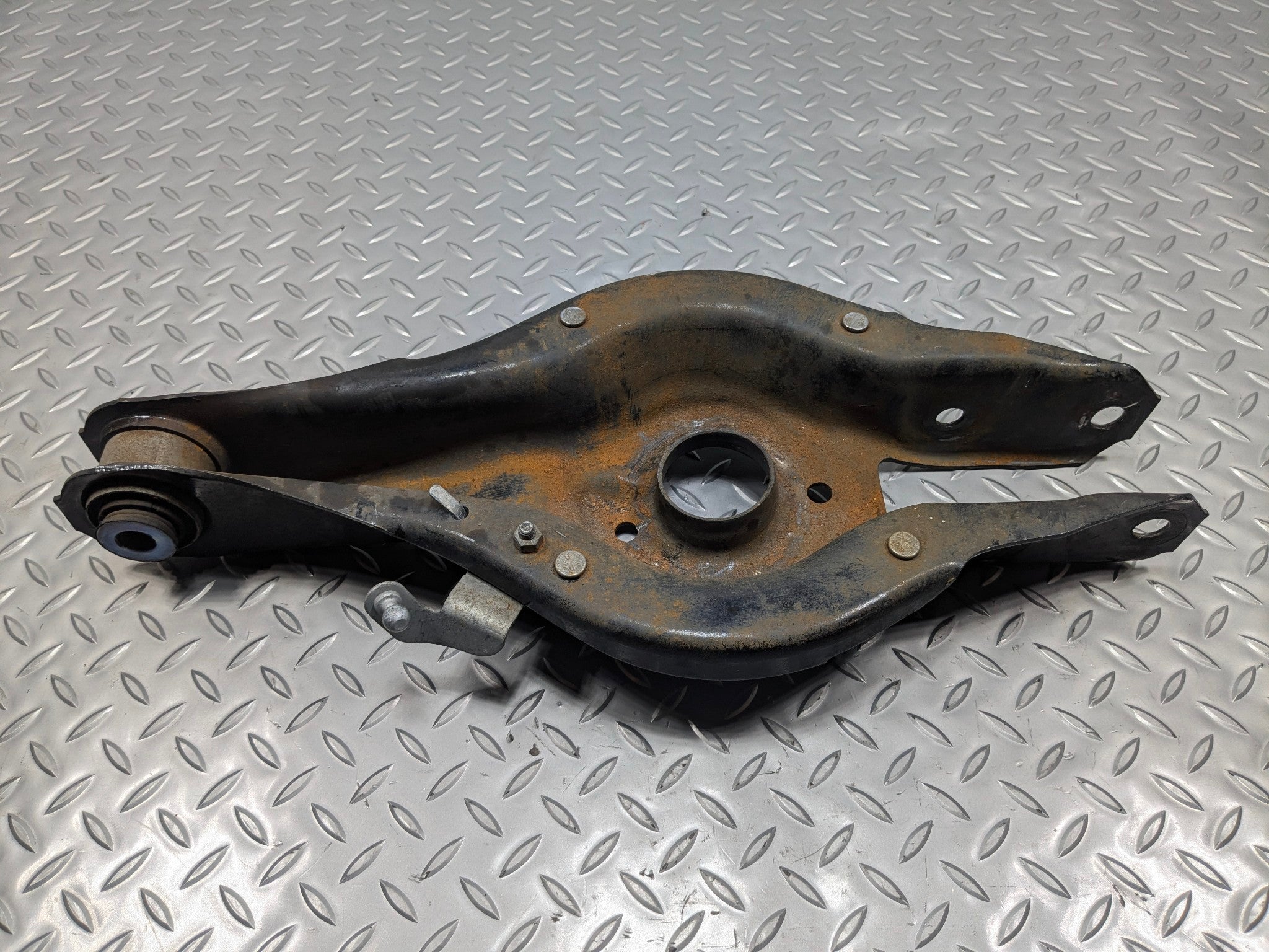 2016 - 2019 OEM BMW 330I REAR LEFT DRIVER SIDE LOWER CONTROL ARM SPRING PERCH