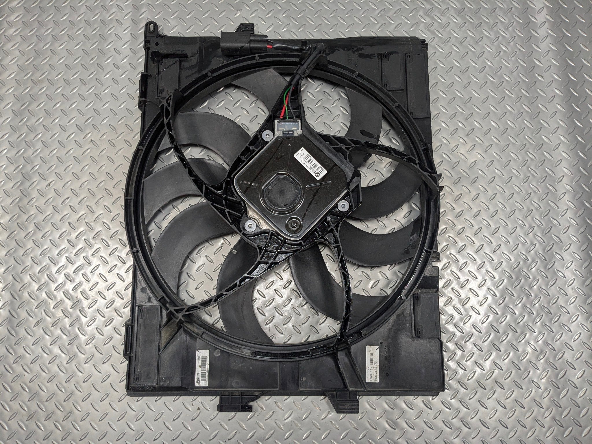 2016 - 2019 OEM BMW 330I ELECTRIC COOLING MOTOR FAN ASSEMBLY