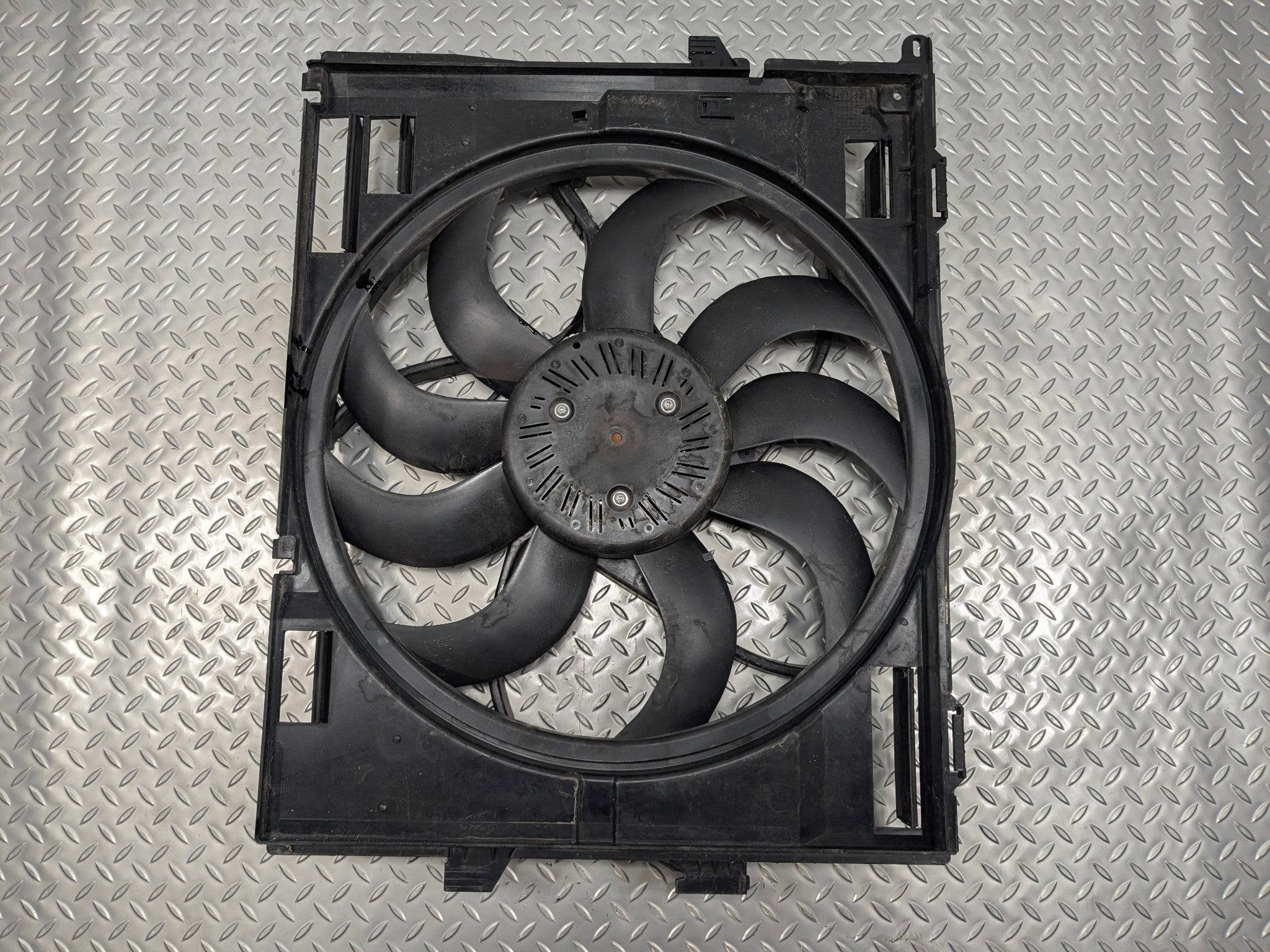 2016 - 2019 OEM BMW 330I ELECTRIC COOLING MOTOR FAN ASSEMBLY