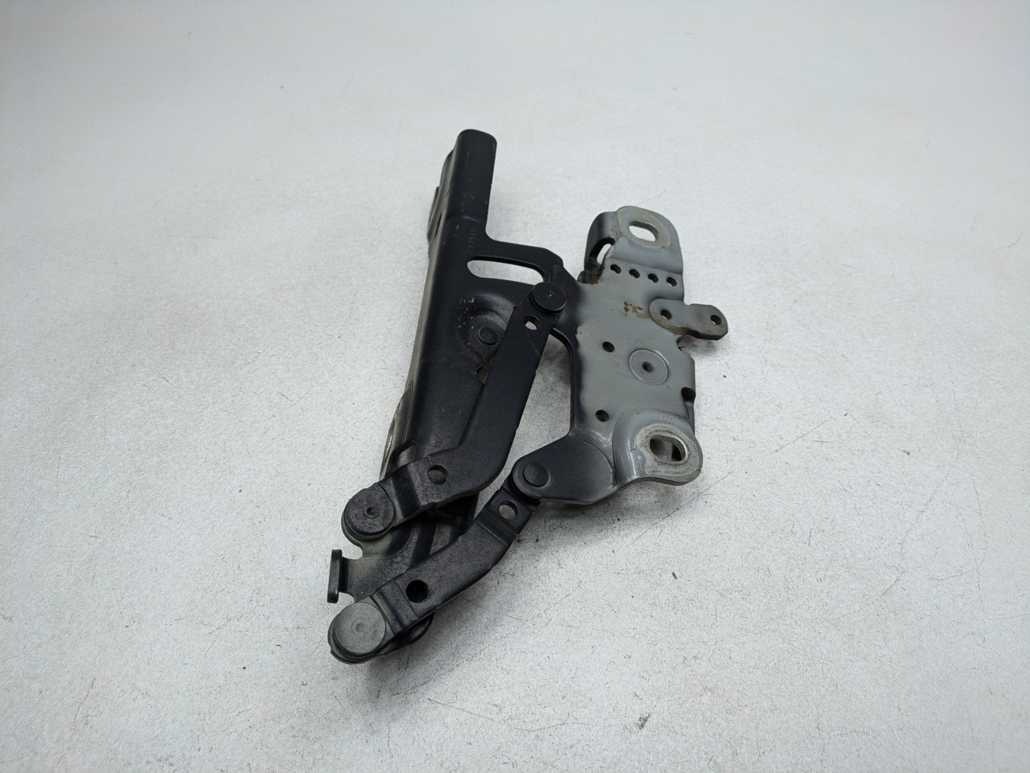 2016 - 2019 OEM BMW 330I FRONT RIGHT PASSENGER SIDE HOOD BONNET HINGE SUPPORT