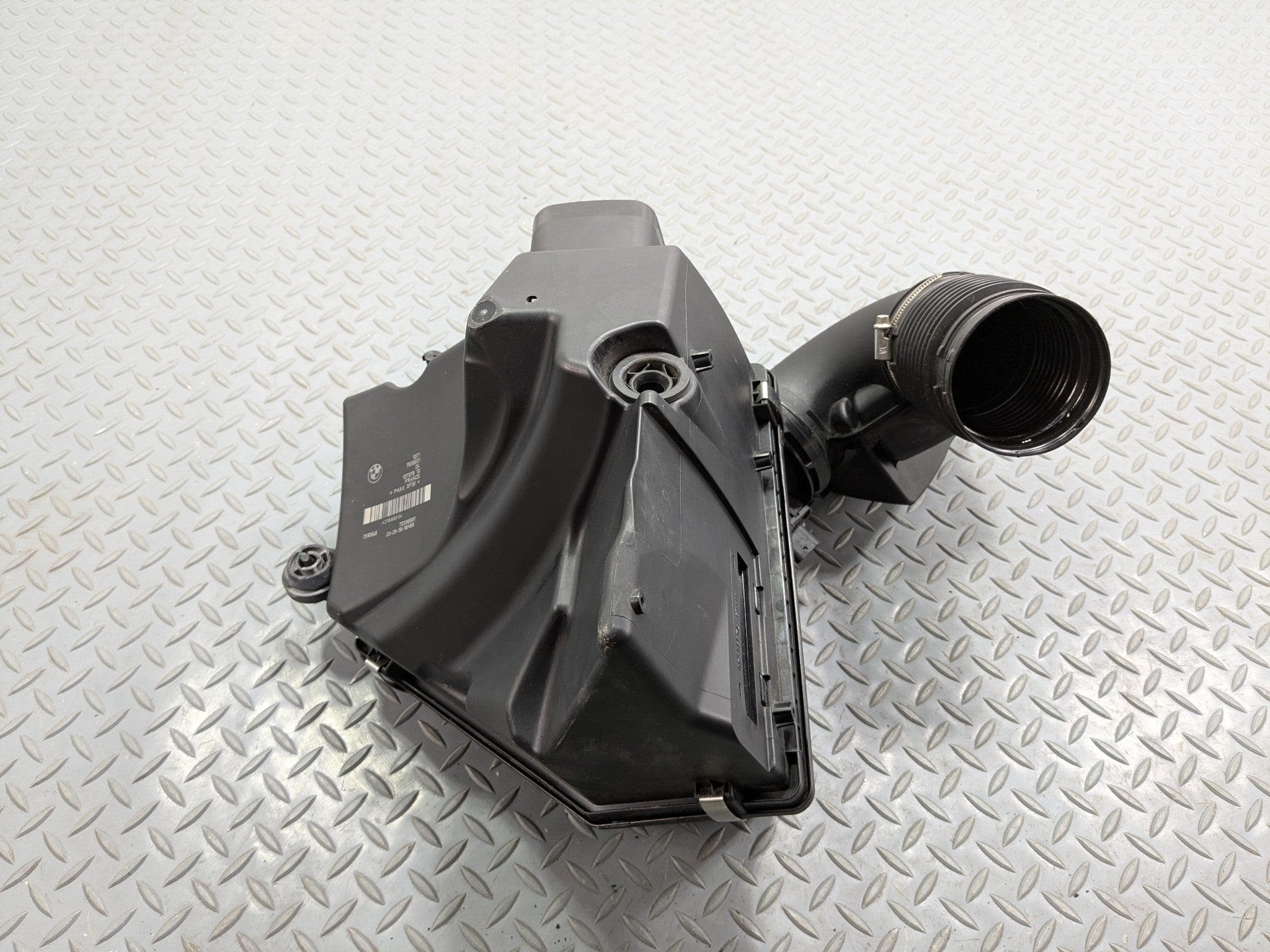 2016 - 2019 OEM BMW 330I AIR CLEANER INTAKE HOUSING FILTER BOX ASSEMBLY