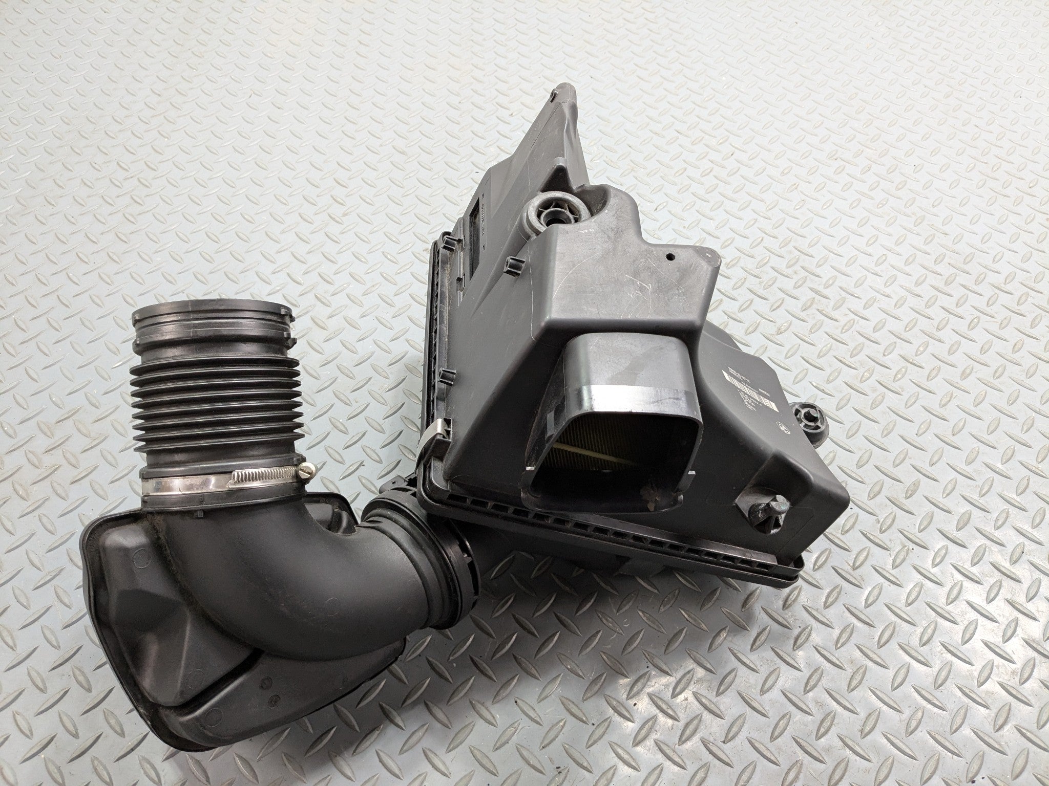 2016 - 2019 OEM BMW 330I AIR CLEANER INTAKE HOUSING FILTER BOX ASSEMBLY