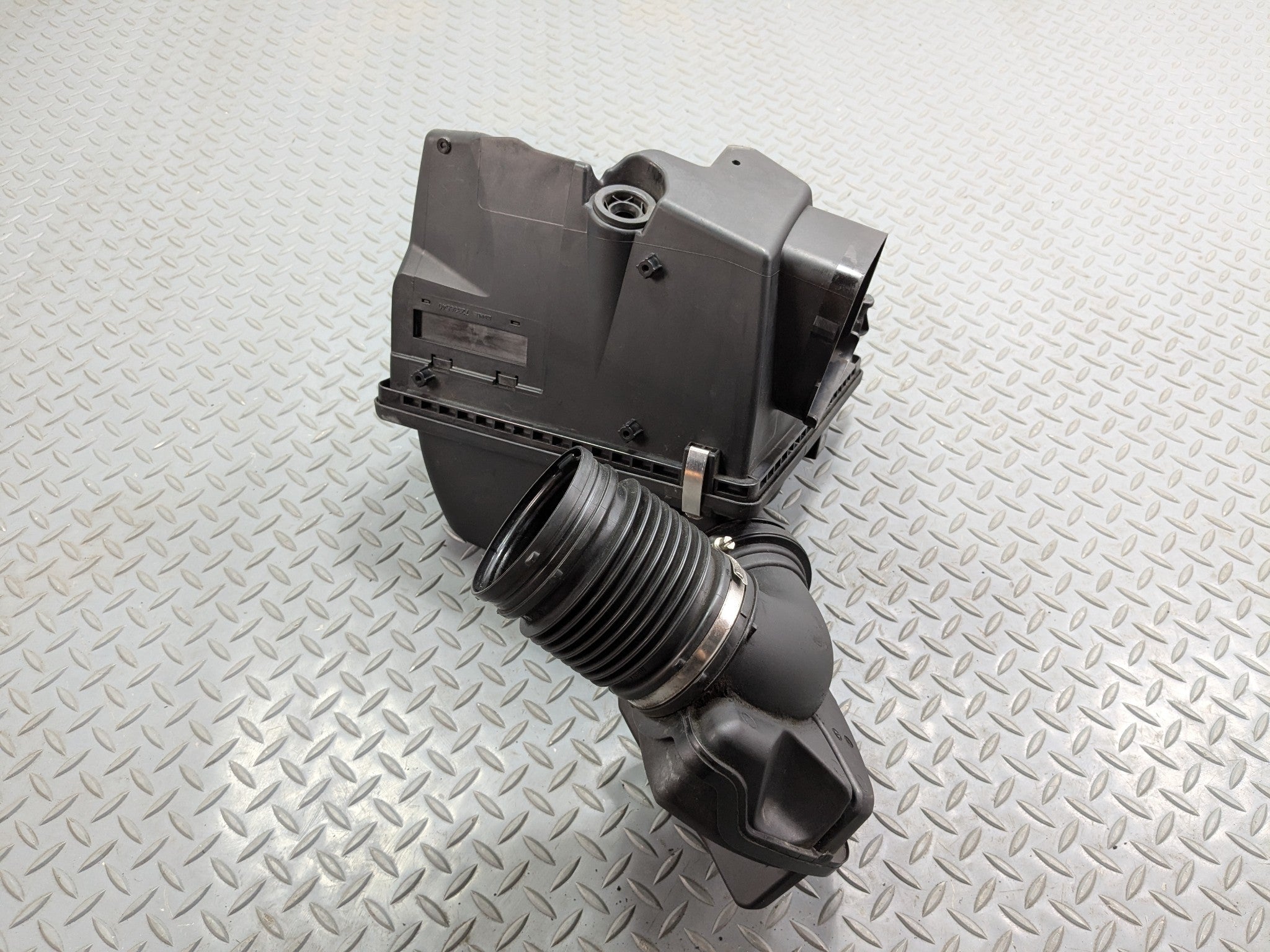 2016 - 2019 OEM BMW 330I AIR CLEANER INTAKE HOUSING FILTER BOX ASSEMBLY