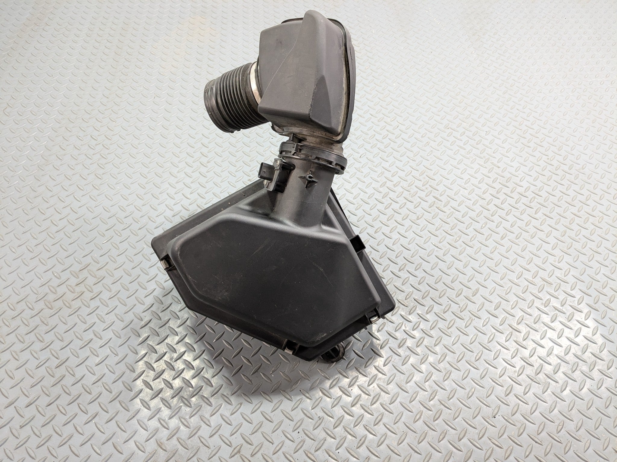 2016 - 2019 OEM BMW 330I AIR CLEANER INTAKE HOUSING FILTER BOX ASSEMBLY