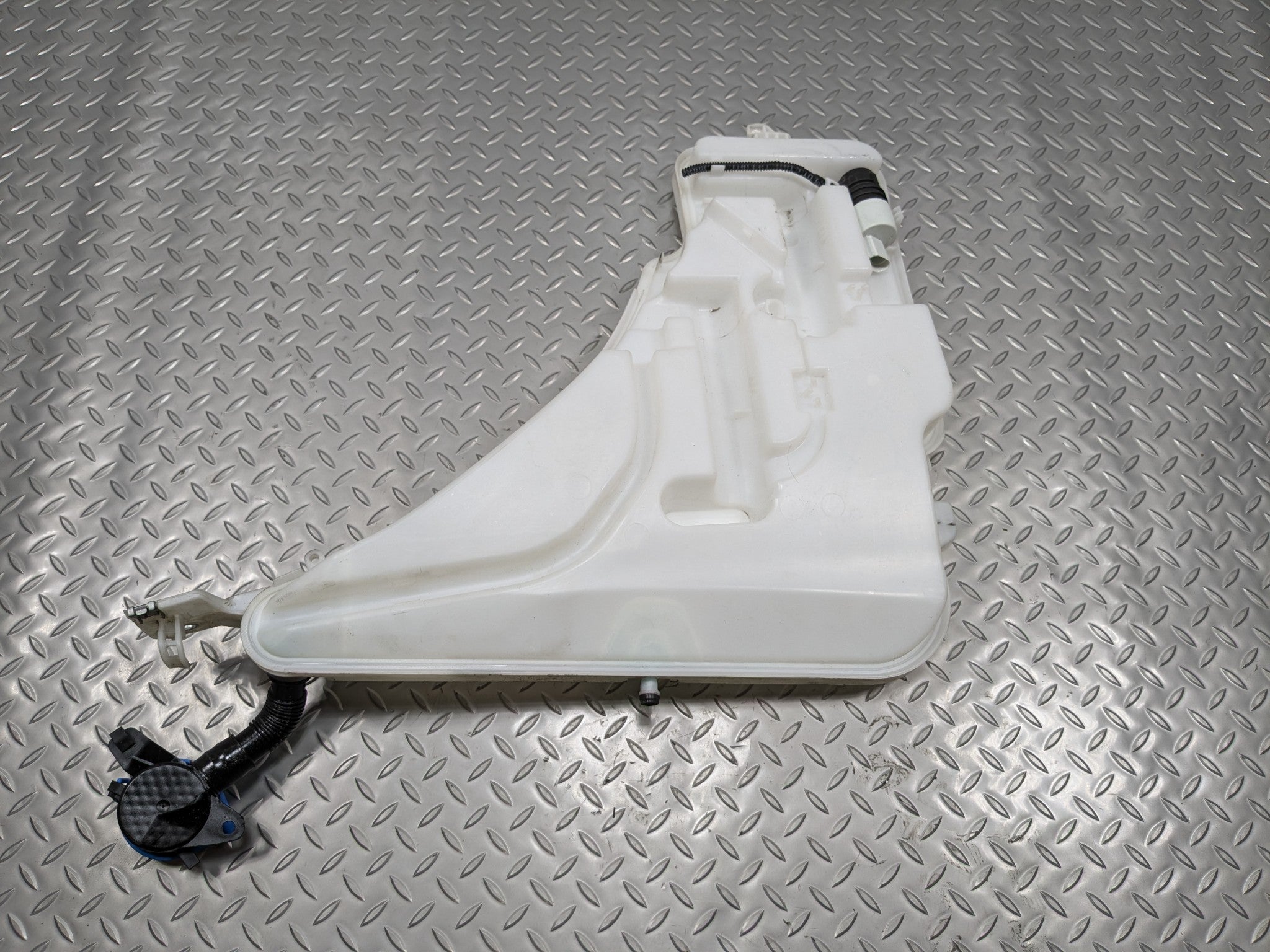 2016 - 2019 OEM BMW 330I WINDSHIELD WASHER BOTTLE FLUID RESERVOIR TANK