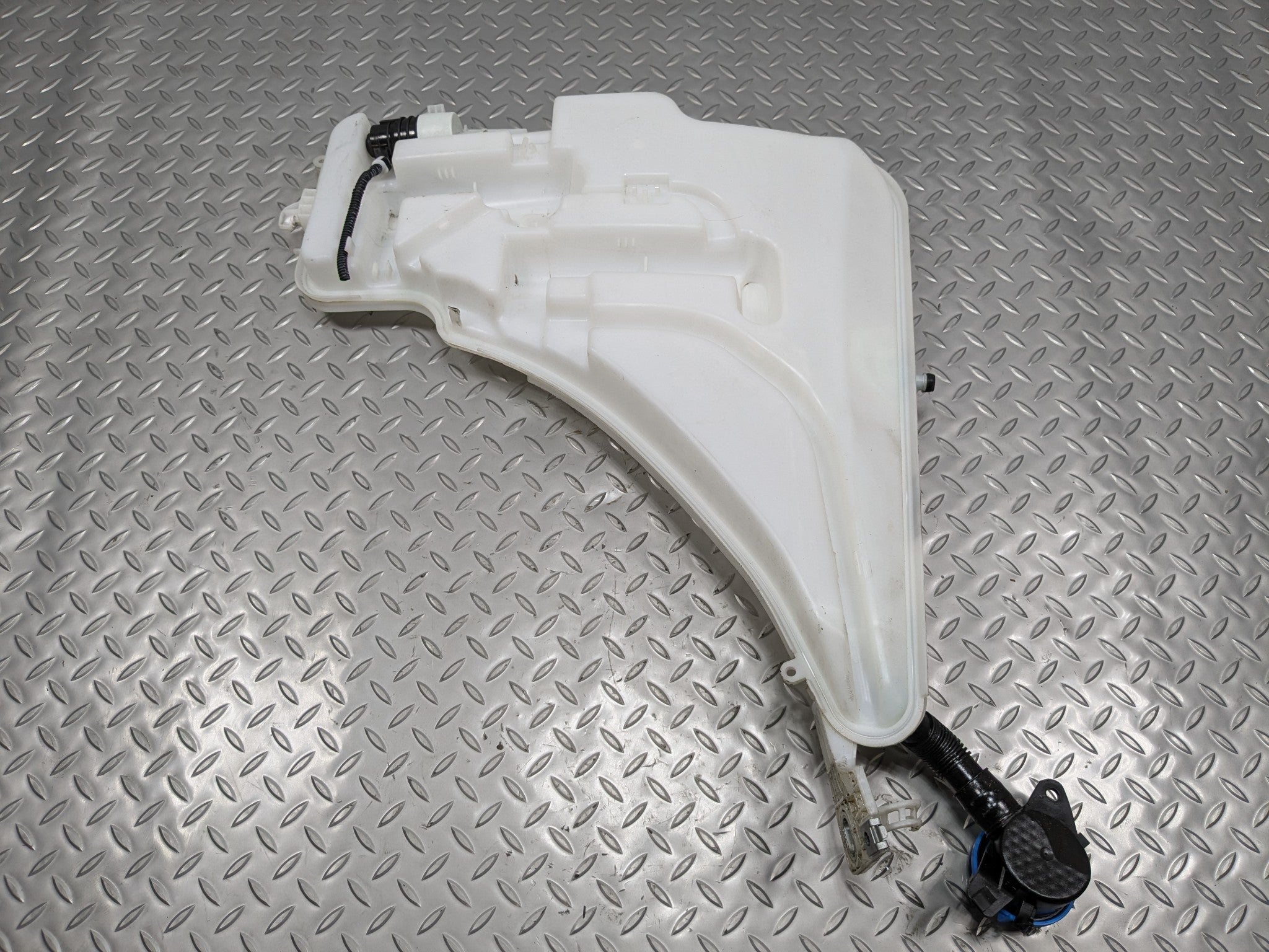 2016 - 2019 OEM BMW 330I WINDSHIELD WASHER BOTTLE FLUID RESERVOIR TANK