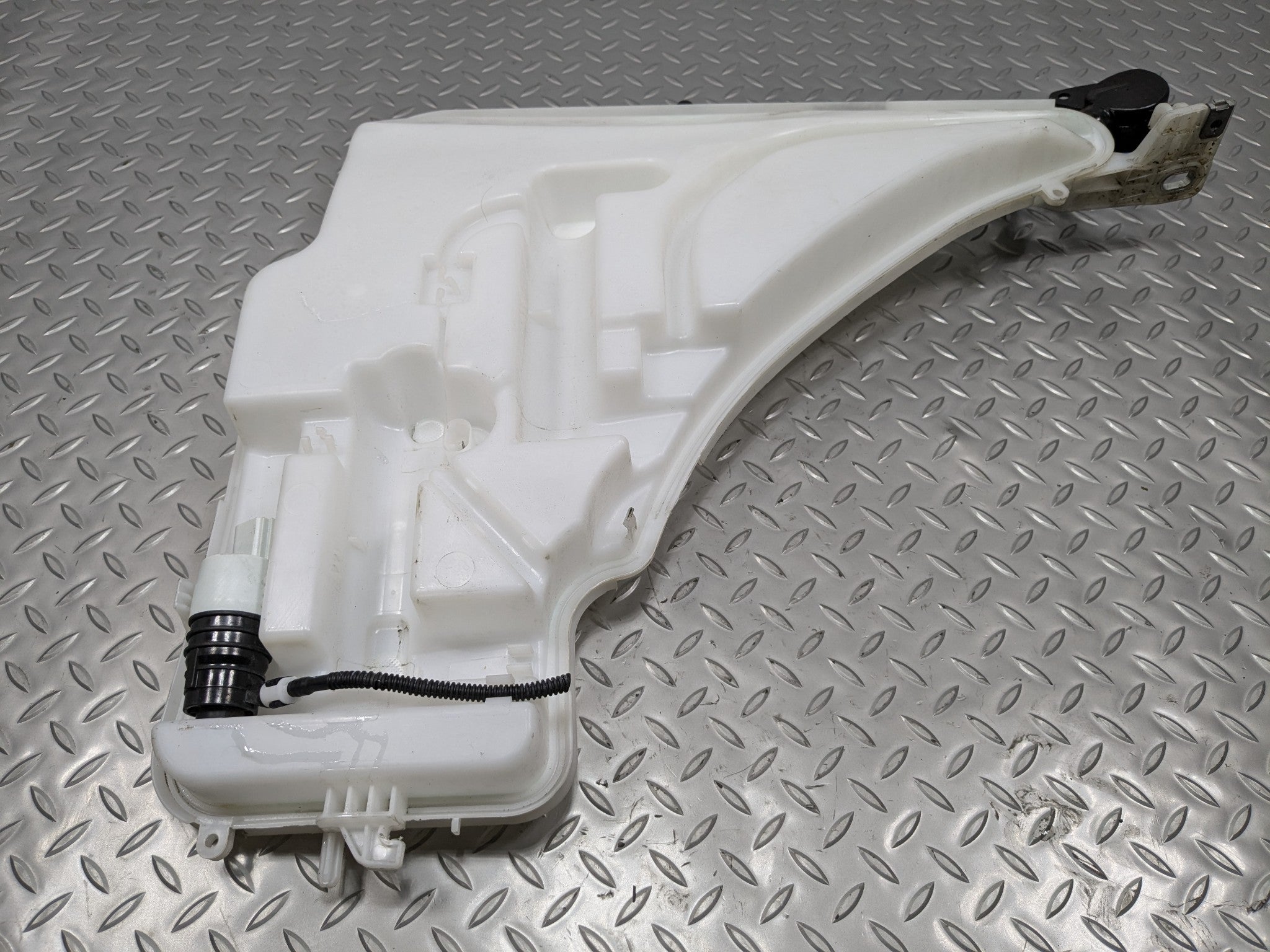 2016 - 2019 OEM BMW 330I WINDSHIELD WASHER BOTTLE FLUID RESERVOIR TANK