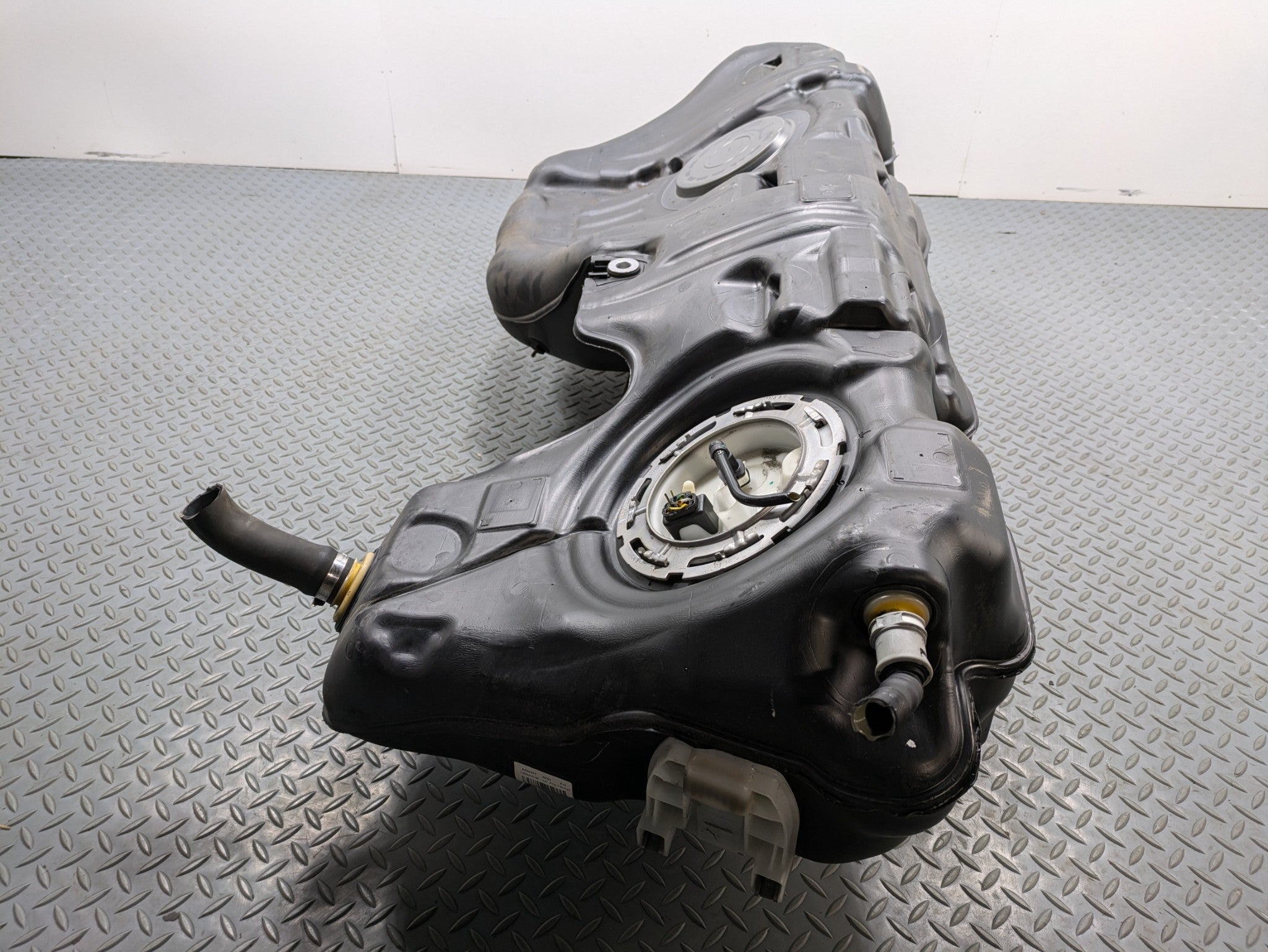 2016 - 2019 OEM BMW 330I GAS FUEL TANK RESERVOIR ASSEMBLY BLACK
