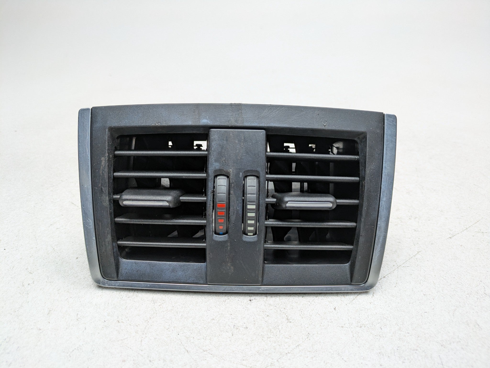 2016 - 2019 OEM BMW 330I REAR CENTER CONSOLE HEATER VENTS UNIT