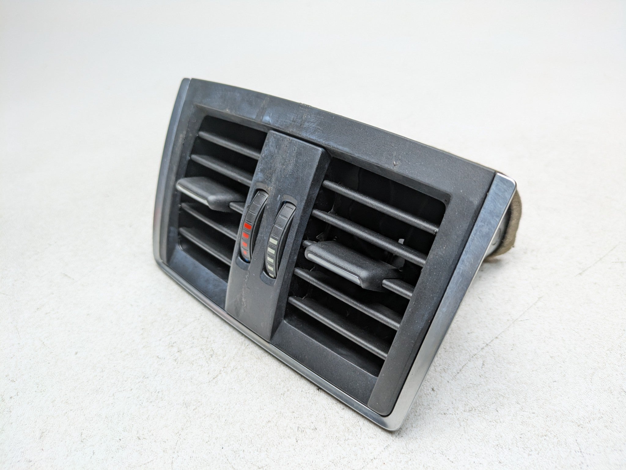 2016 - 2019 OEM BMW 330I REAR CENTER CONSOLE HEATER VENTS UNIT