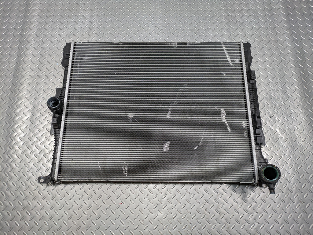 2016 - 2019 OEM BMW 330I FRONT MAIN ENGINE COOLING RADIATOR ASSEMBLY