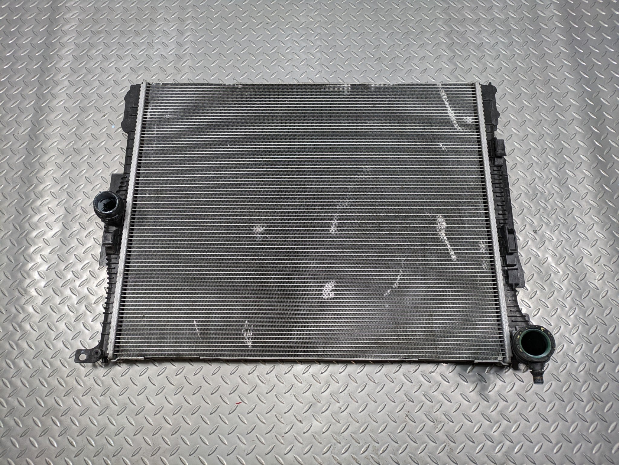2016 - 2019 OEM BMW 330I FRONT MAIN ENGINE COOLING RADIATOR ASSEMBLY