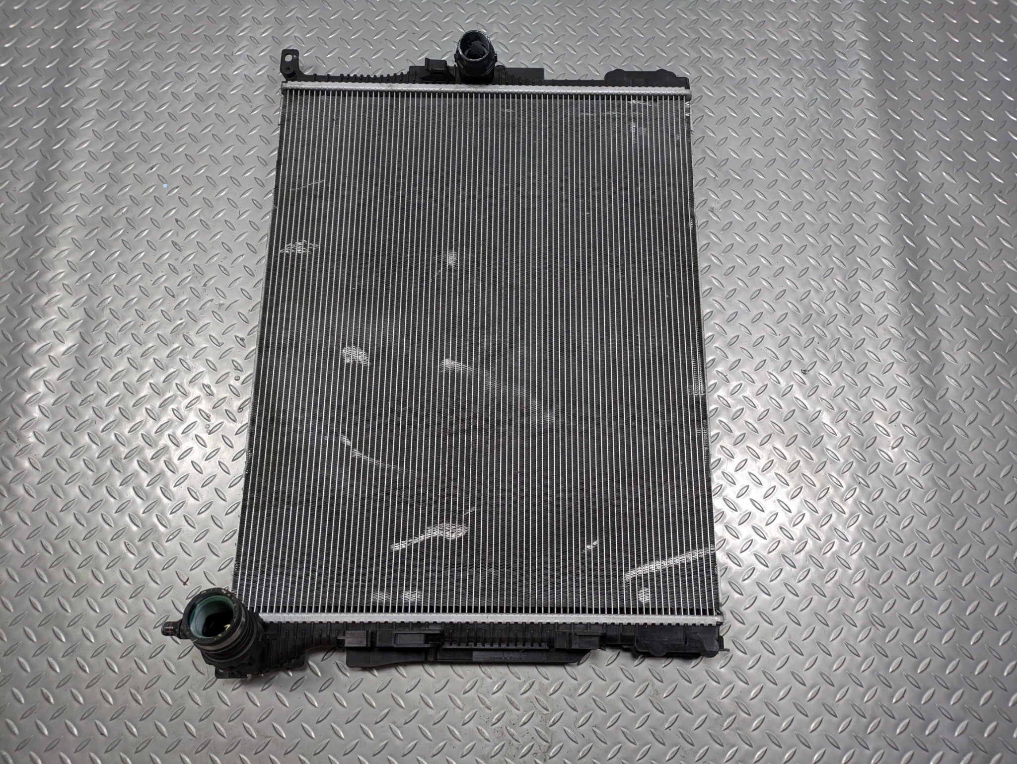 2016 - 2019 OEM BMW 330I FRONT MAIN ENGINE COOLING RADIATOR ASSEMBLY