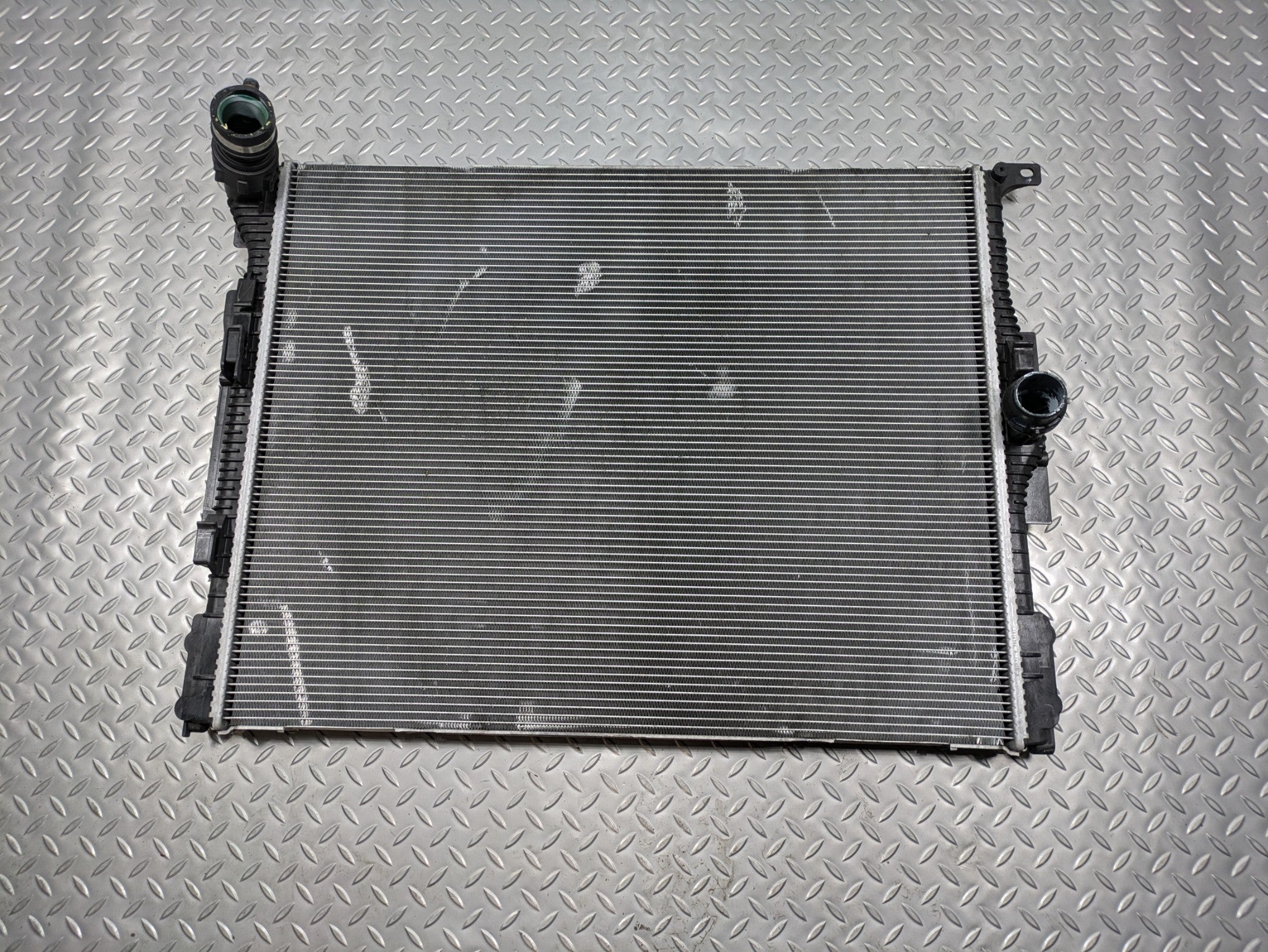2016 - 2019 OEM BMW 330I FRONT MAIN ENGINE COOLING RADIATOR ASSEMBLY