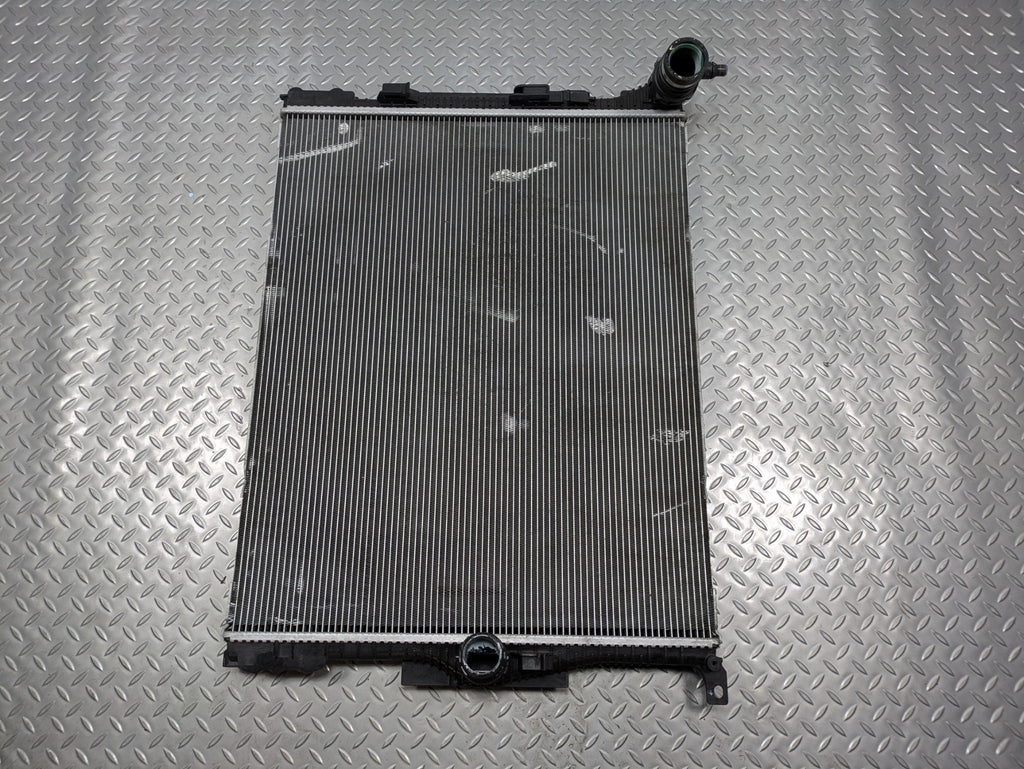 2016 - 2019 OEM BMW 330I FRONT MAIN ENGINE COOLING RADIATOR ASSEMBLY