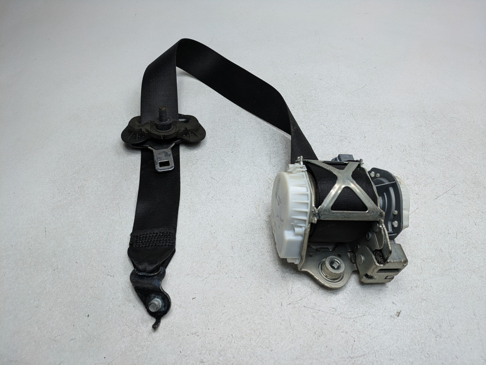 2016 - 2019 OEM BMW 330I FRONT RIGHT PASSENGER SIDE SEAT BELT RETRACTOR BLACK
