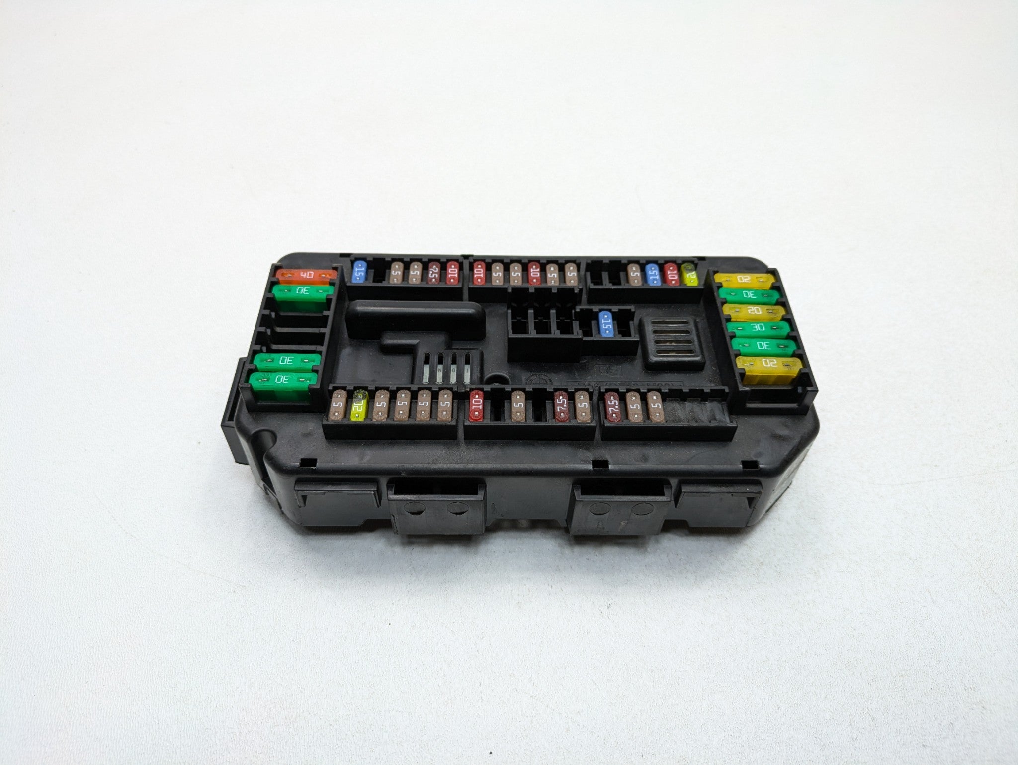 2016 - 2019 OEM BMW 330I POWER DISTRIBUTION FUSE RELAY JUNCTION BOX 2.0 L
