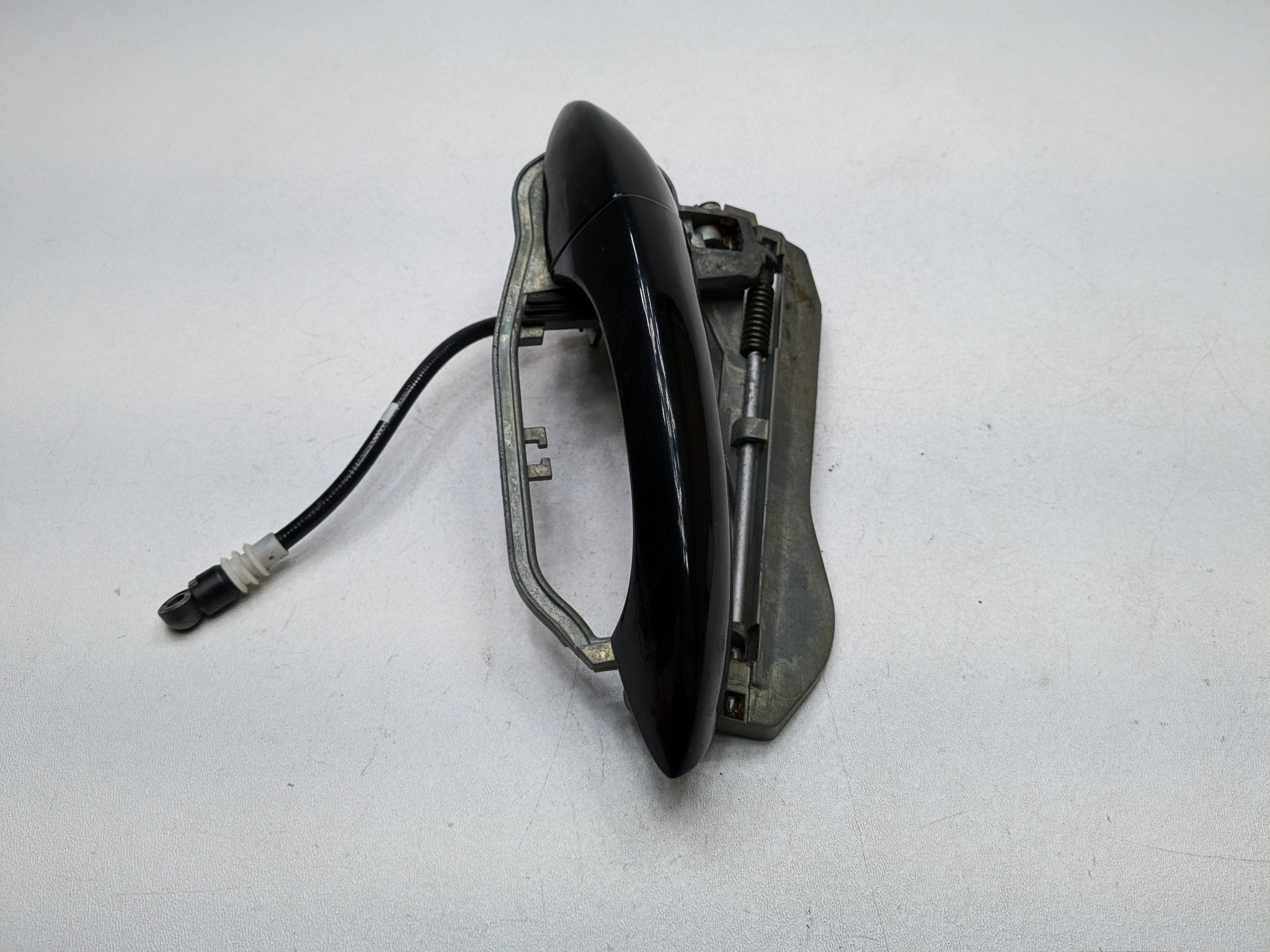 04 - 06 OEM BMW X5 REAR RIGHT SIDE EXTERIOR DOOR HANDLE WITH CARRIER ASSEMBLY