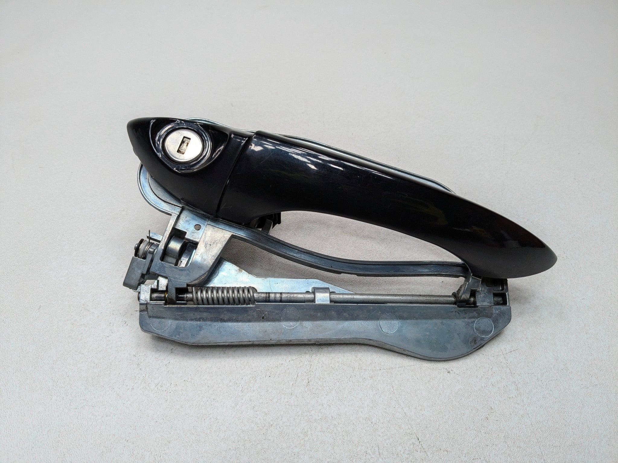 04 - 06 OEM BMW X5 FRONT LEFT SIDE EXTERIOR DOOR HANDLE WITH CARRIER ASSEMBLY