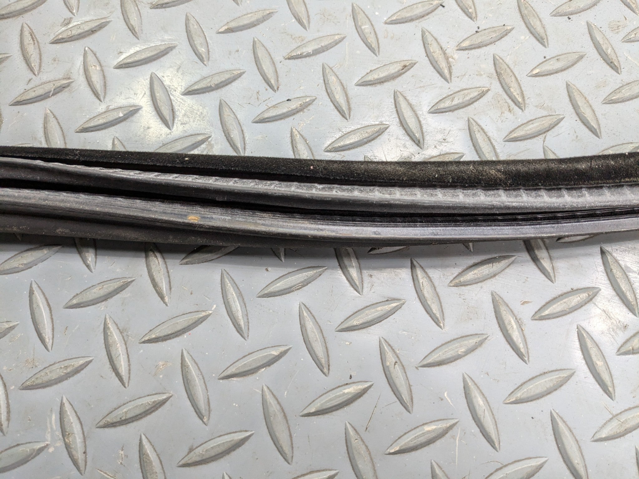 04 - 06 OEM BMW X5 REAR RIGHT PASSENGER SIDE DOOR SEAL WEATHER STRIPPING RUBBER