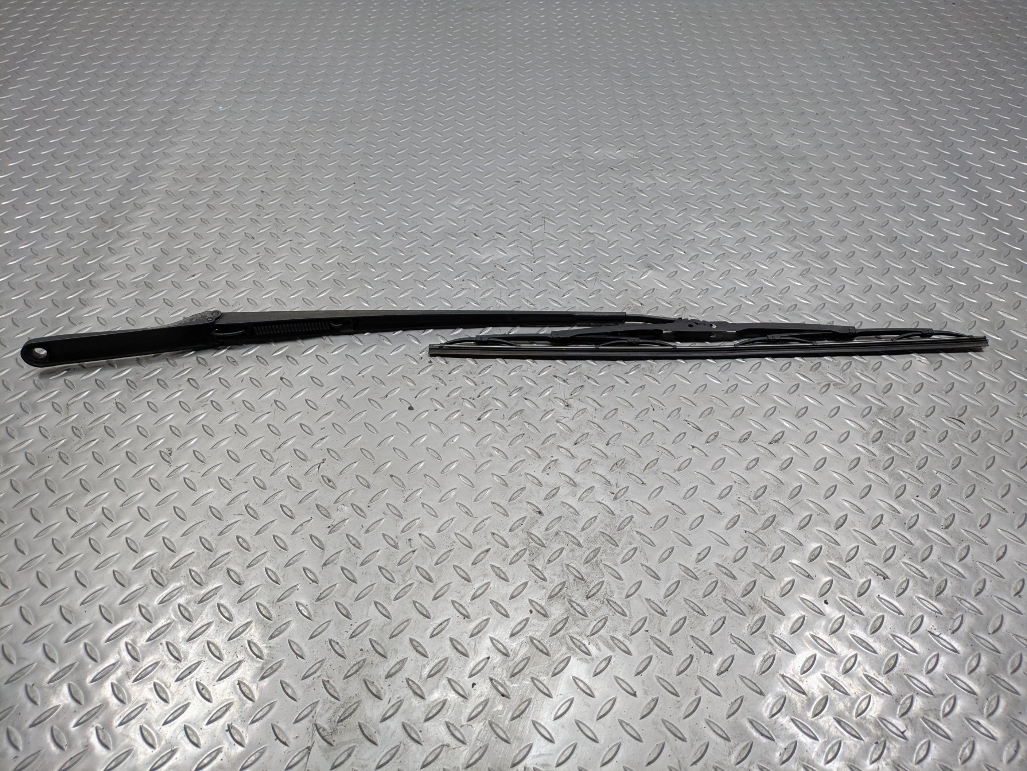 04 - 06 OEM BMW X5 FRONT RIGHT PASSENGER SIDE WINDSHIELD WIPER ARM WITH BLADE