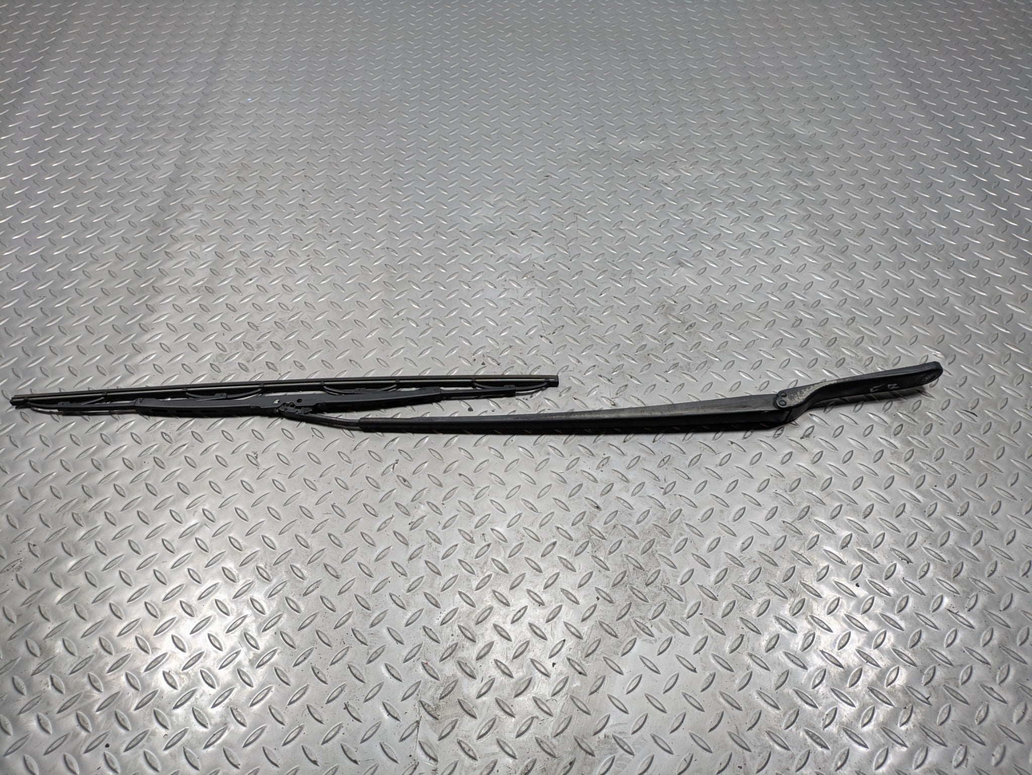 04 - 06 OEM BMW X5 FRONT RIGHT PASSENGER SIDE WINDSHIELD WIPER ARM WITH BLADE