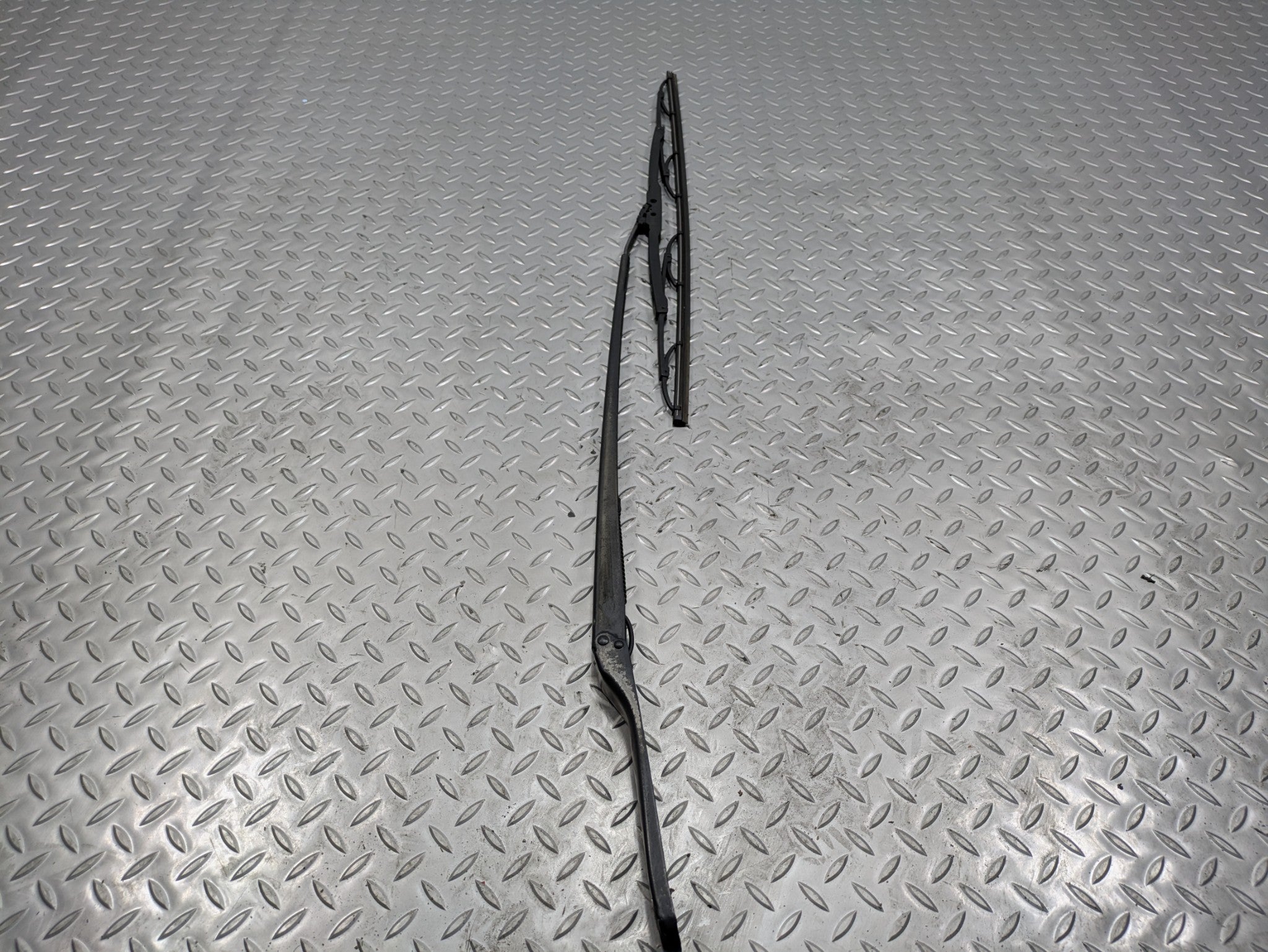 04 - 06 OEM BMW X5 FRONT RIGHT PASSENGER SIDE WINDSHIELD WIPER ARM WITH BLADE