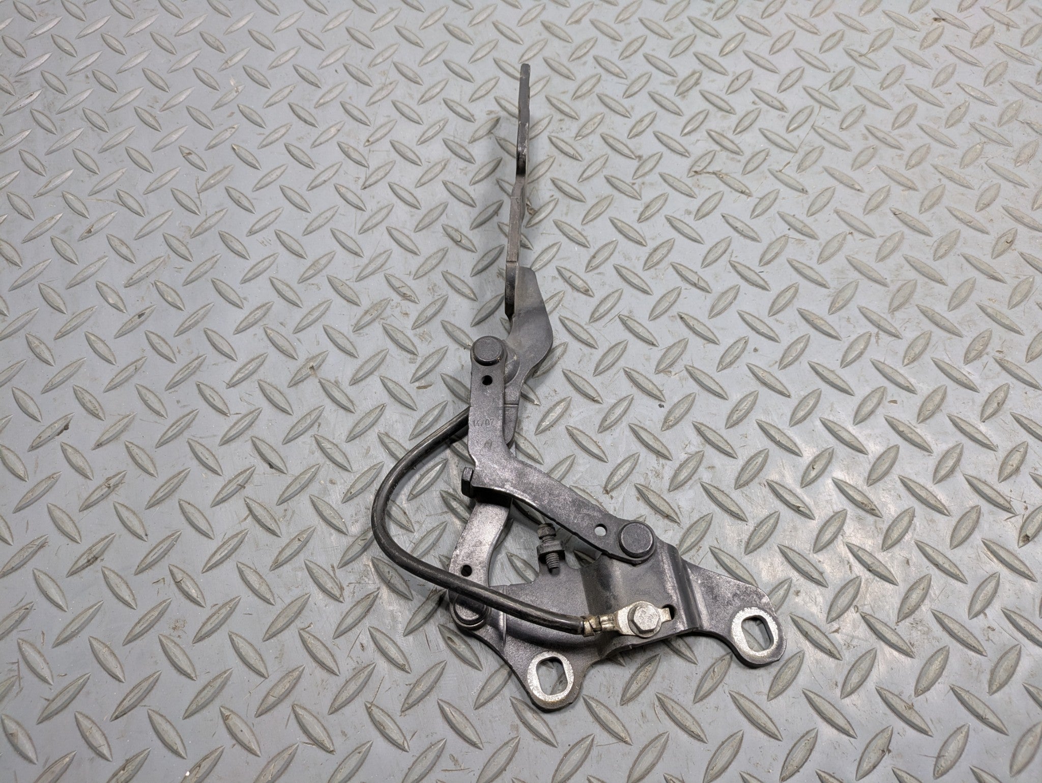 06 - 08 OEM BMW 328I FRONT LEFT DRIVER SIDE HOOD BONNET HINGE SUPPORT BRACKET