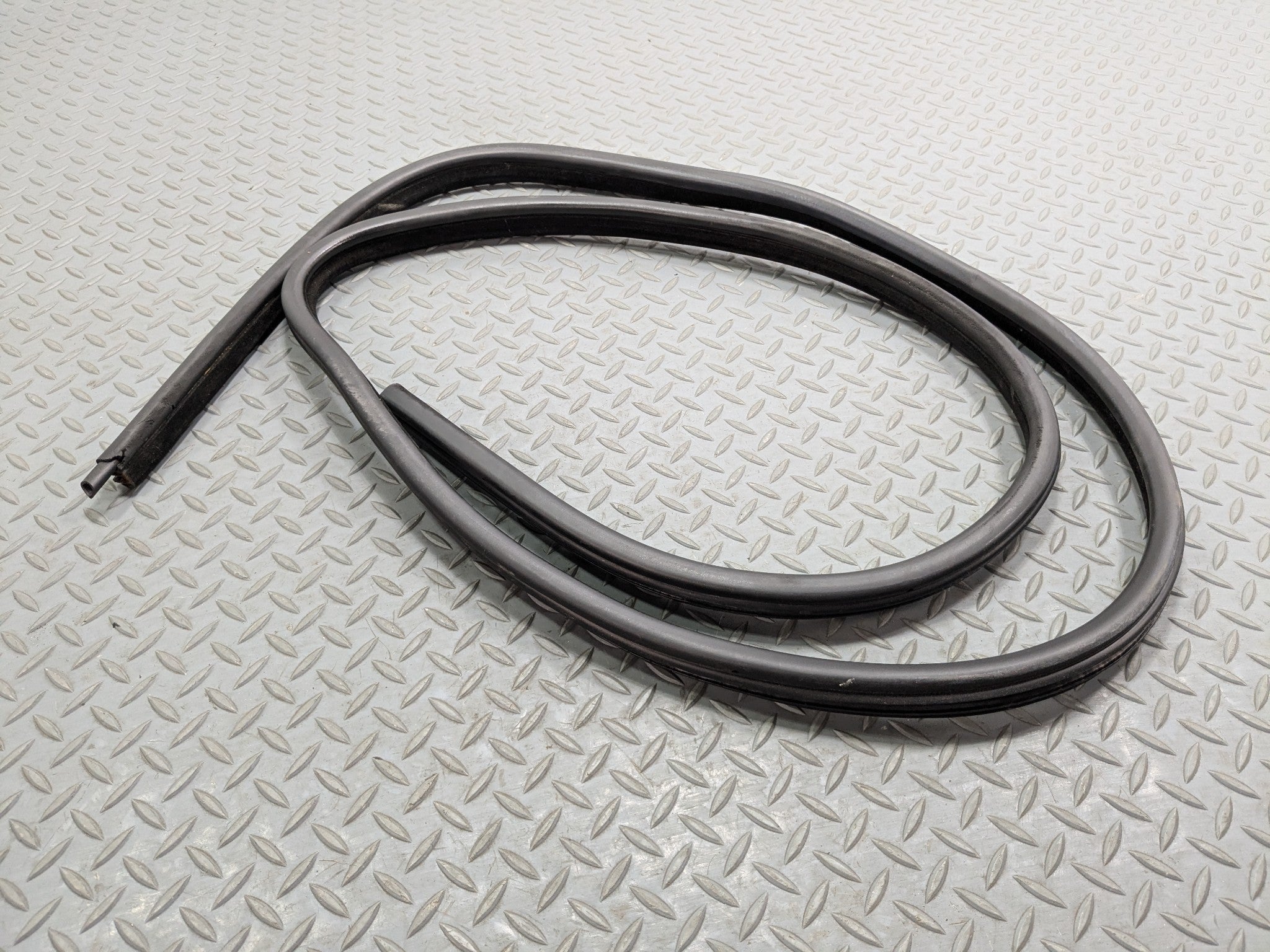 06 - 08 OEM BMW 328I FRONT LEFT DRIVER SIDE DOOR SEAL WEATHER STRIPPING RUBBER